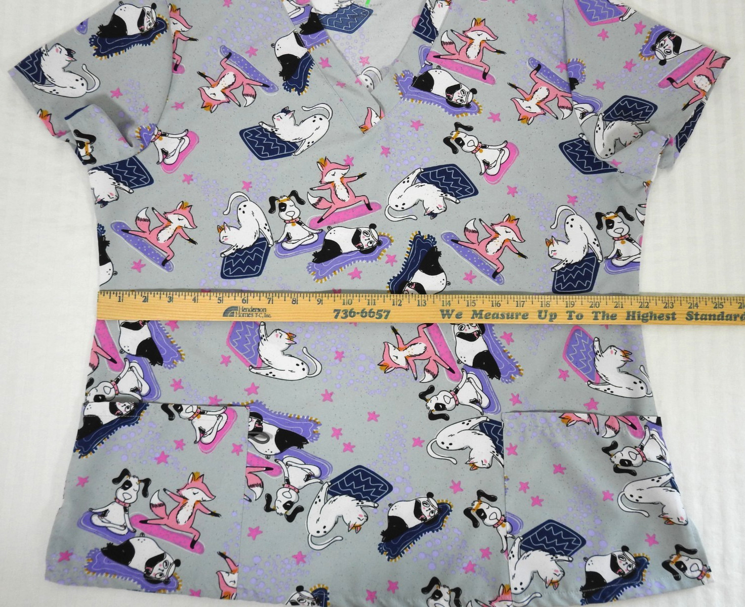 Women’s GT Performance Medical Scrub Top XL. Exercising/Yoga Animals.