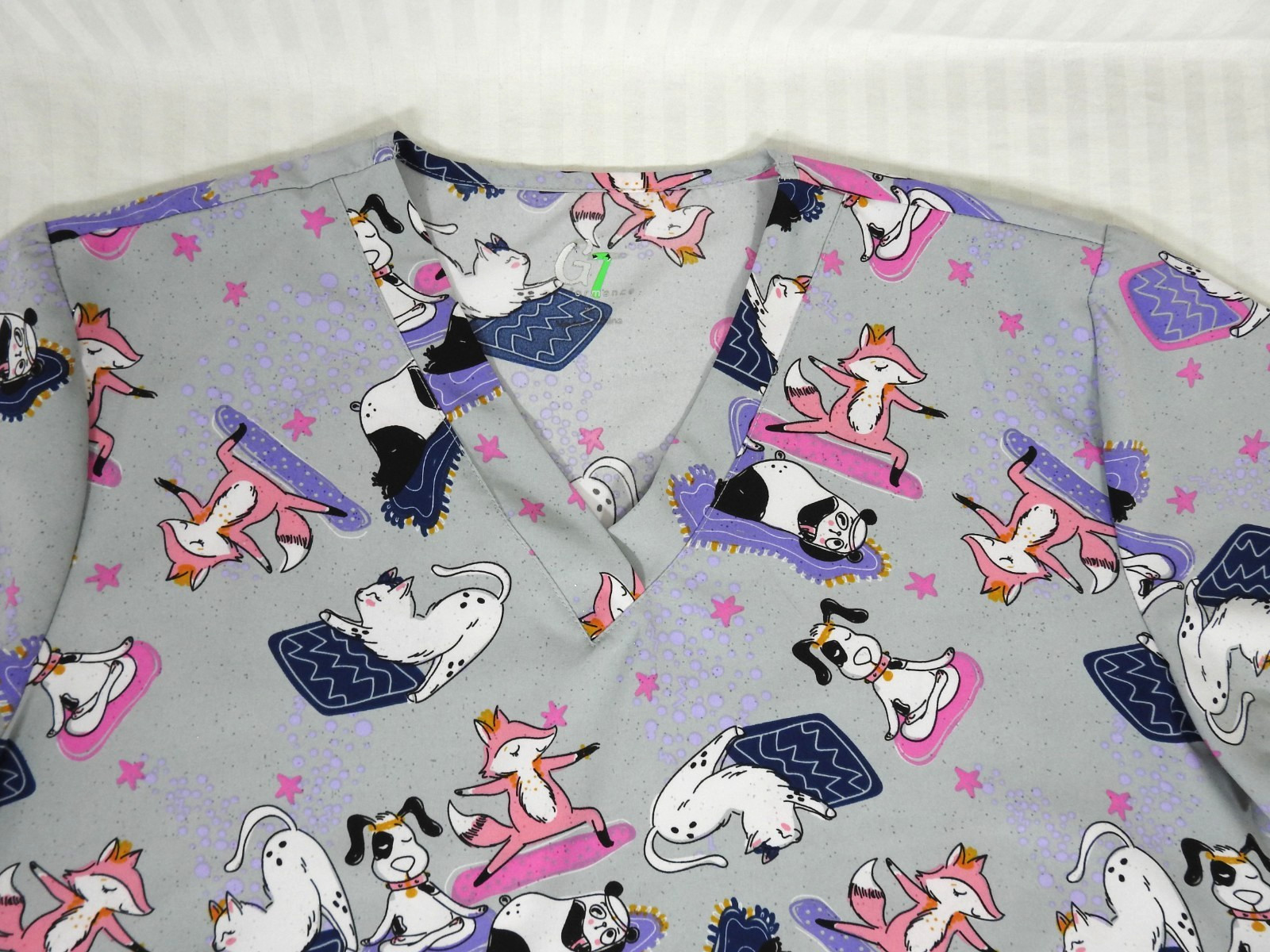 Women’s GT Performance Medical Scrub Top XL. Exercising/Yoga Animals.
