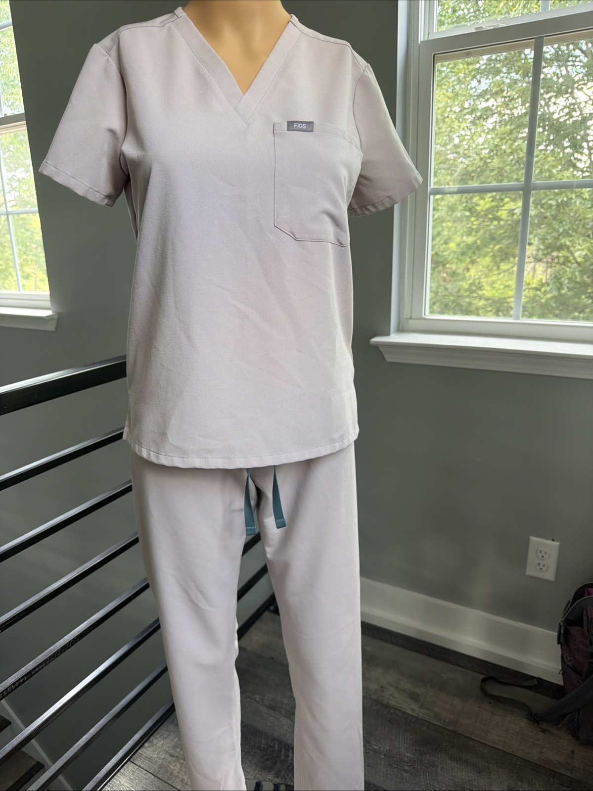 FIGS Technical Collection Women’s XXS/P Light Grey Scrub Set (Top & Pants)