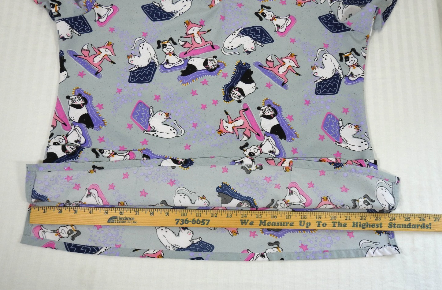 Women’s GT Performance Medical Scrub Top XL. Exercising/Yoga Animals.