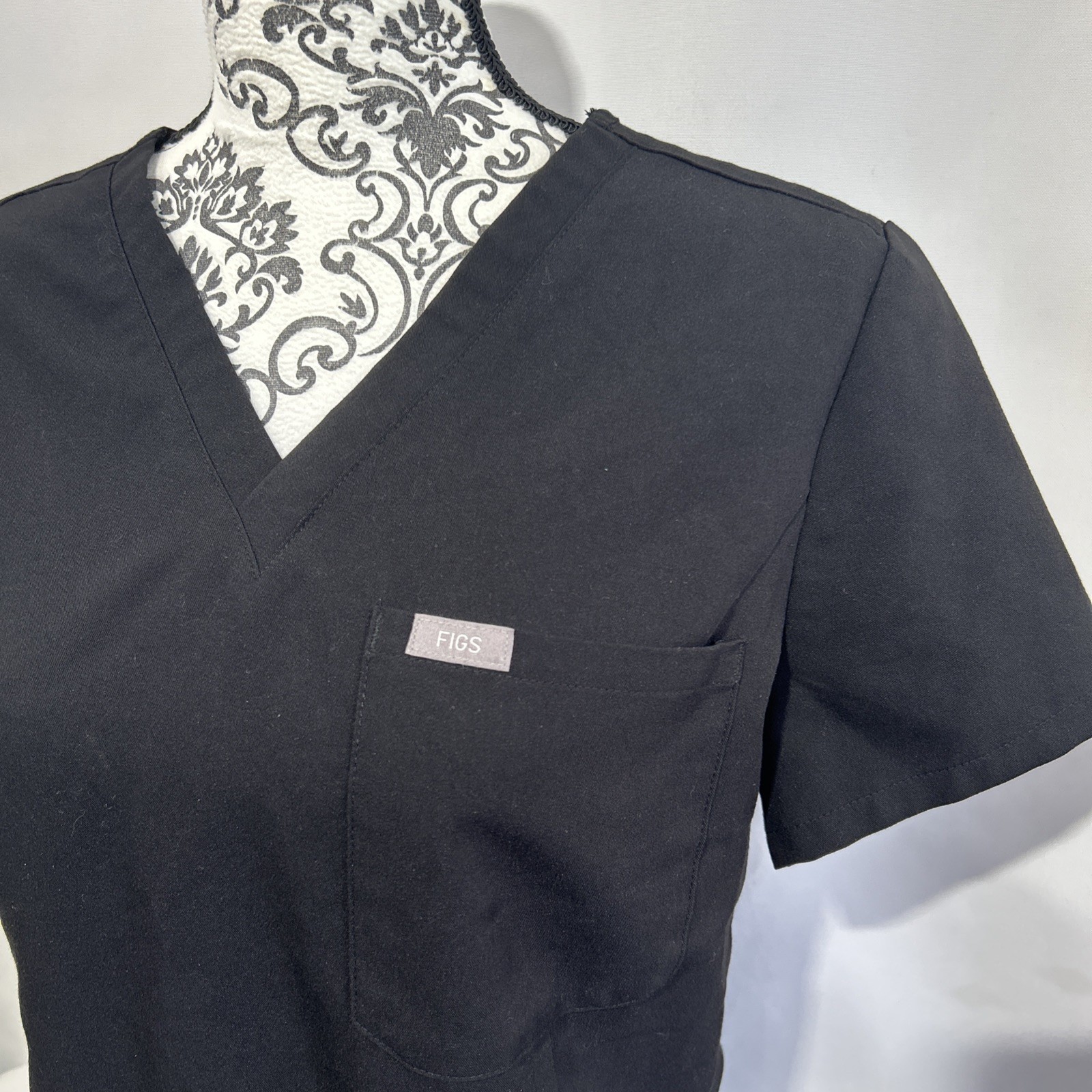 FIGS Women’s Catarina One-Pocket Scrub Top Women’s Size Small Black