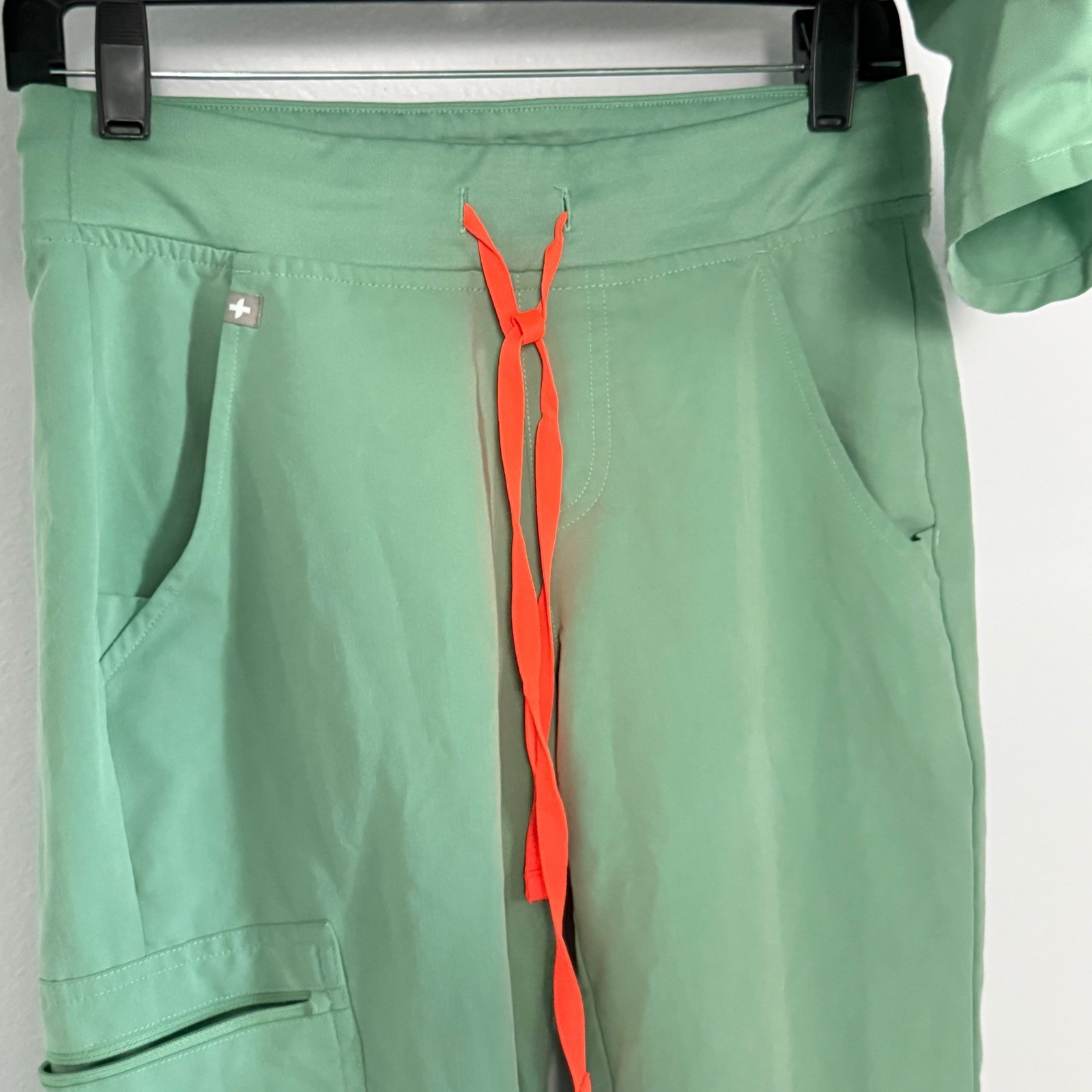Figs Caterina Zamora Scrub Set in Jade Green Limited Jogger Orange Tie – XSmall