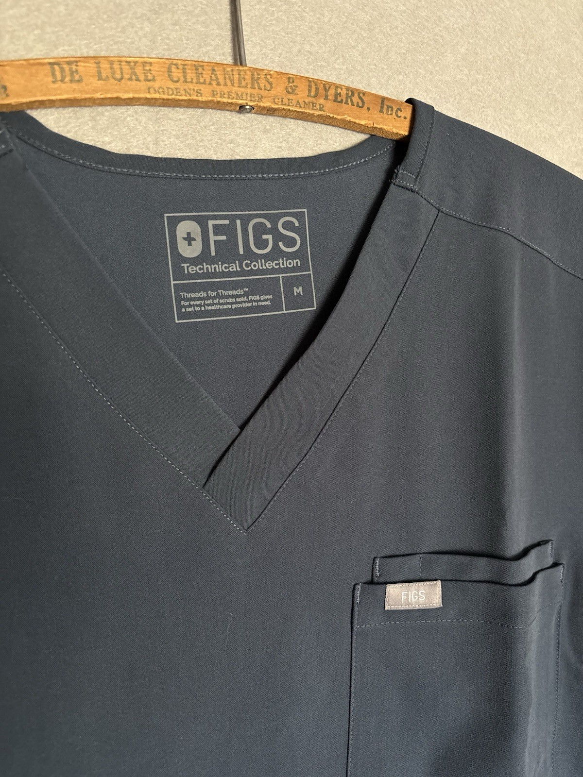 Figs Men’s Medium Double Pocket V-Neck Scrub Top Medical Spa Clinic Utility