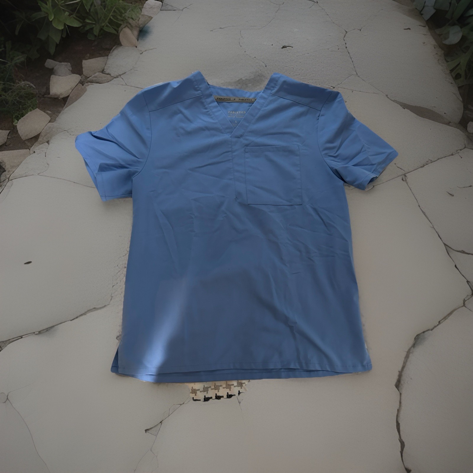 Fabletics Scrub Top Men’s L Ceil Blue Helix 1-Pocket V-Neck Breathable Medical
