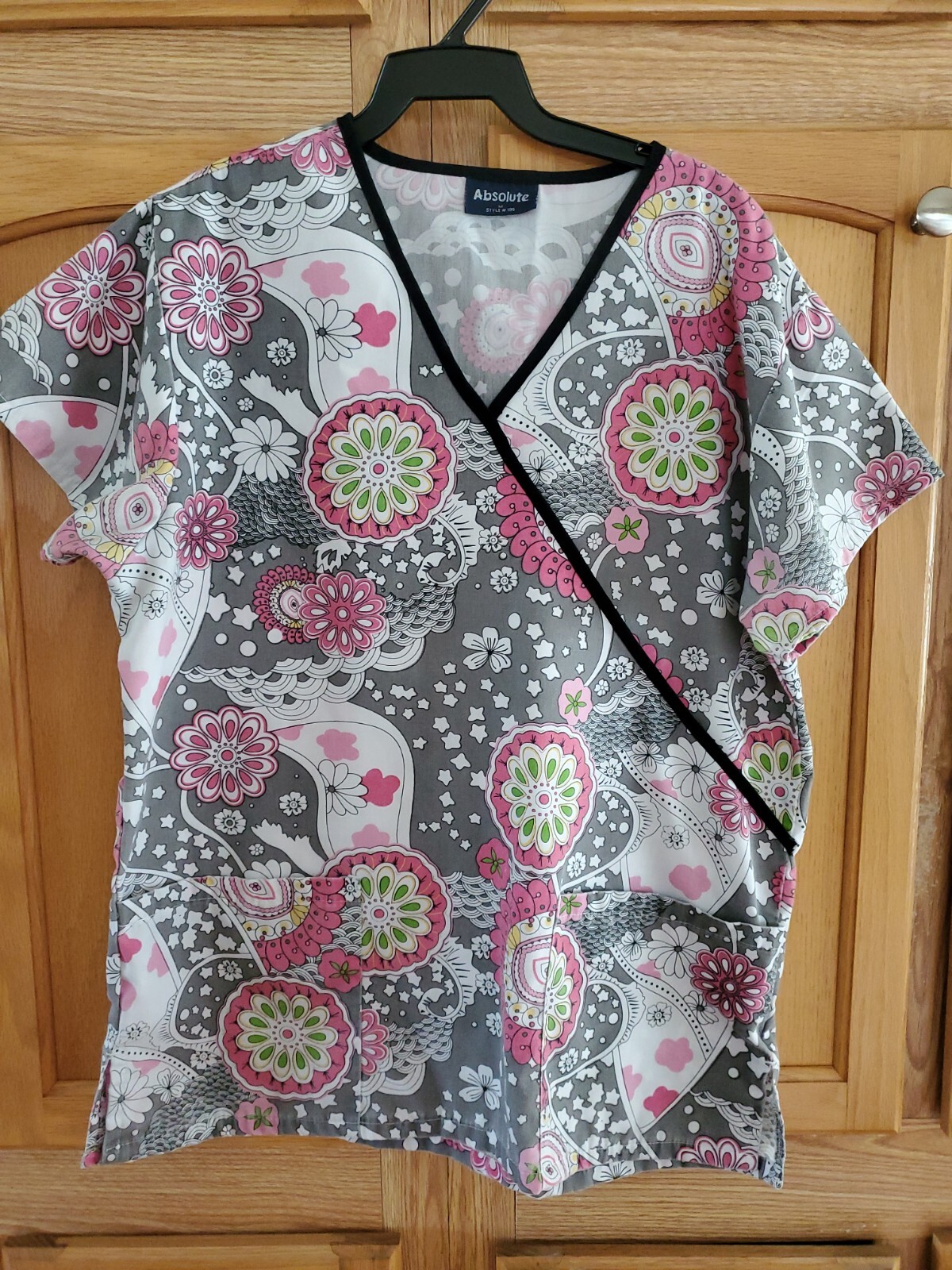Absolute Women’s V-neck Scrub Top Sz M
