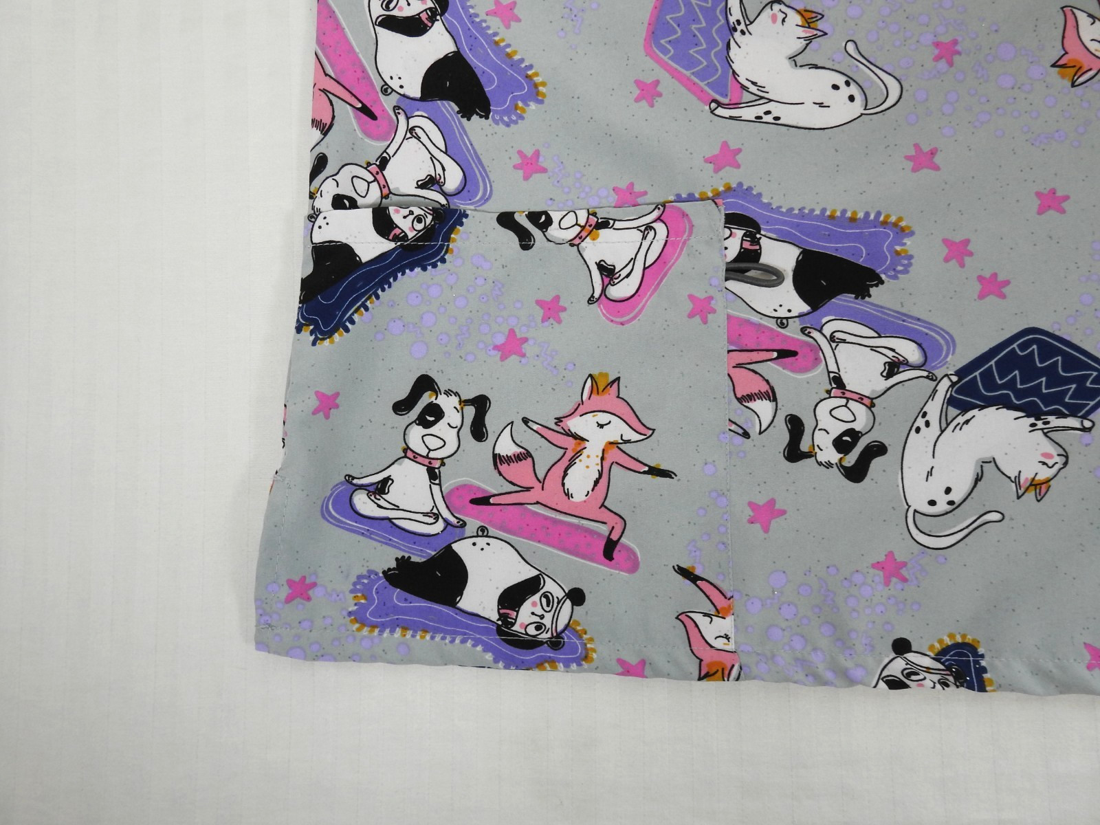 Women’s GT Performance Medical Scrub Top XL. Exercising/Yoga Animals.