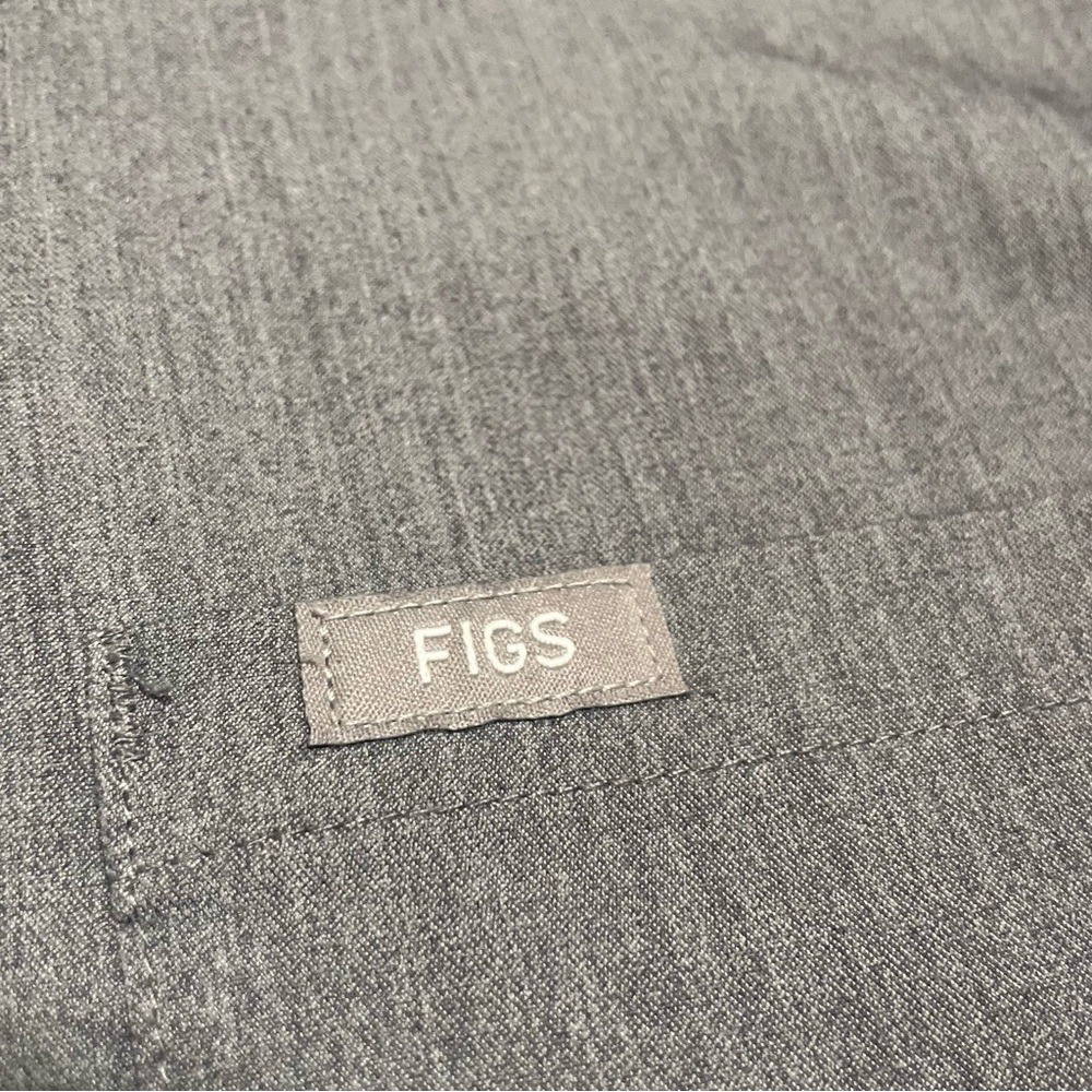 Figs Men’s Chisec Three-Pocket Scrub Top | Graphite | Size Large