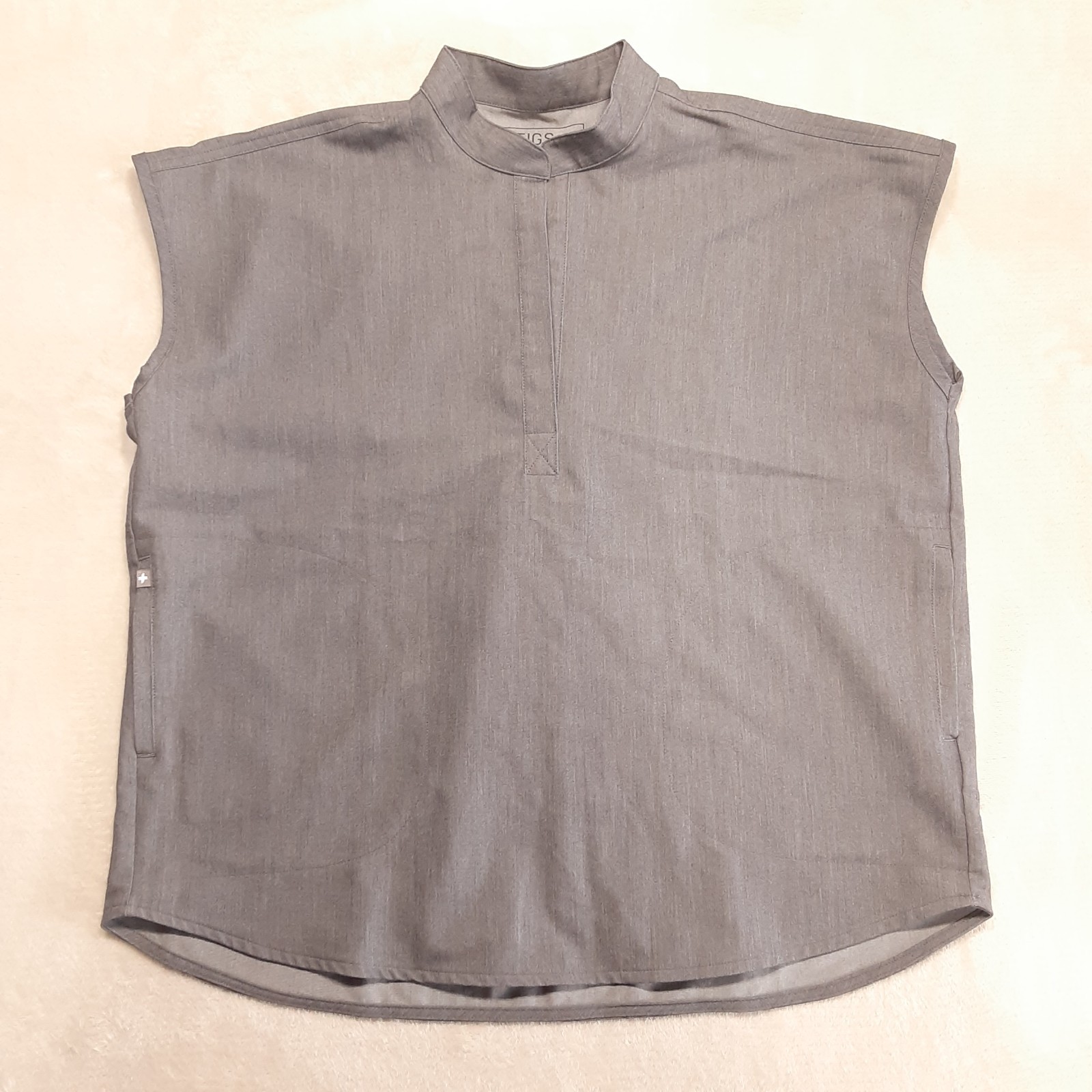 FIGS Women’s Rafaela Oversized Scrub Top Gray Medium Henley Style# WXXSW1003