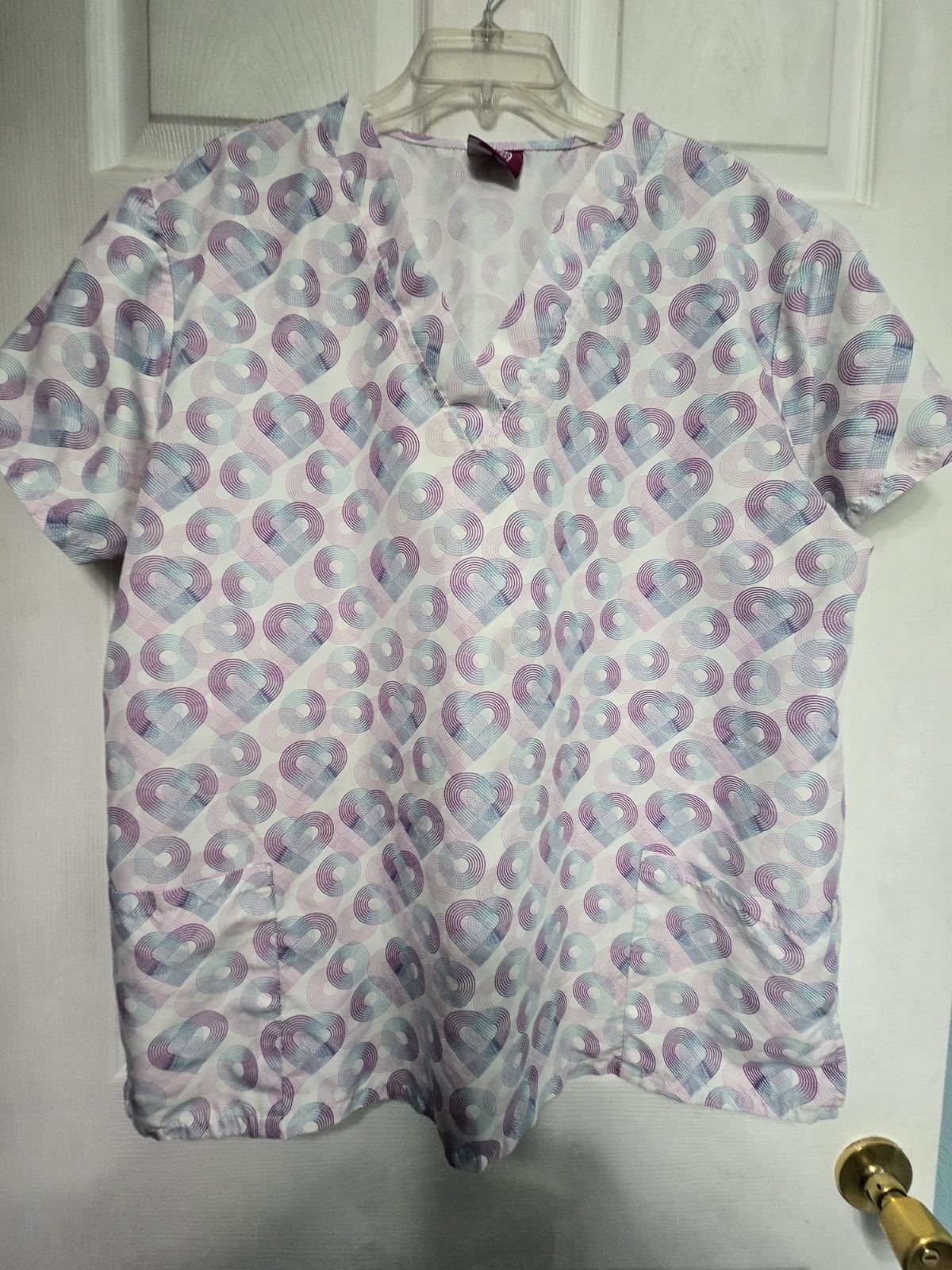 DIVINE CURVES SCRUB TOP size 1X (XL)-Pastel/White Hearts & O’s-Chest 26″/L 29″