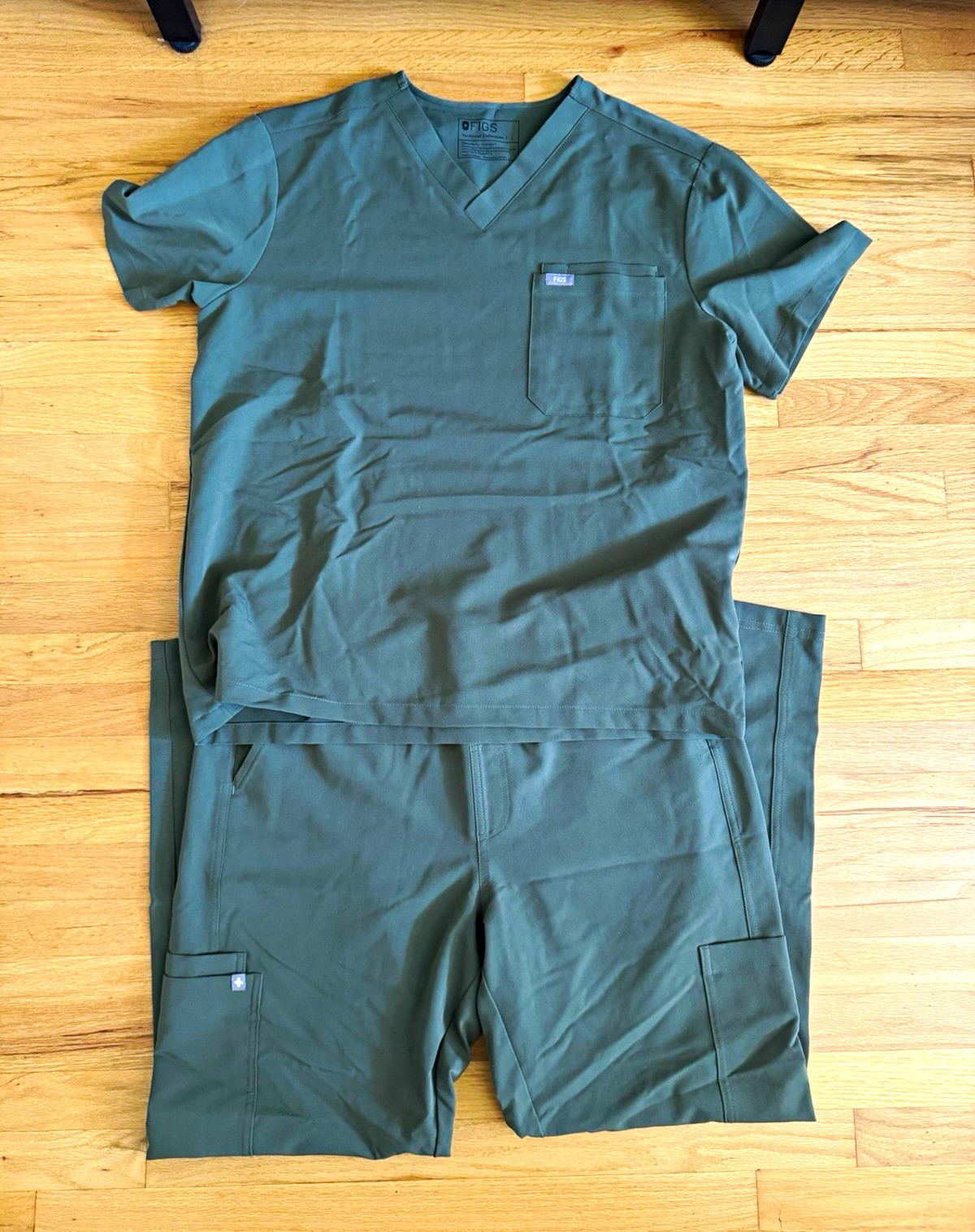 FIGS Technical Collection Women’s Scrub Set V-Neck Top & Pants Green L