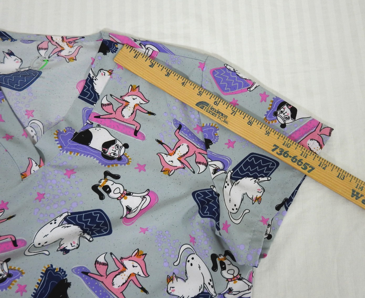 Women’s GT Performance Medical Scrub Top XL. Exercising/Yoga Animals.