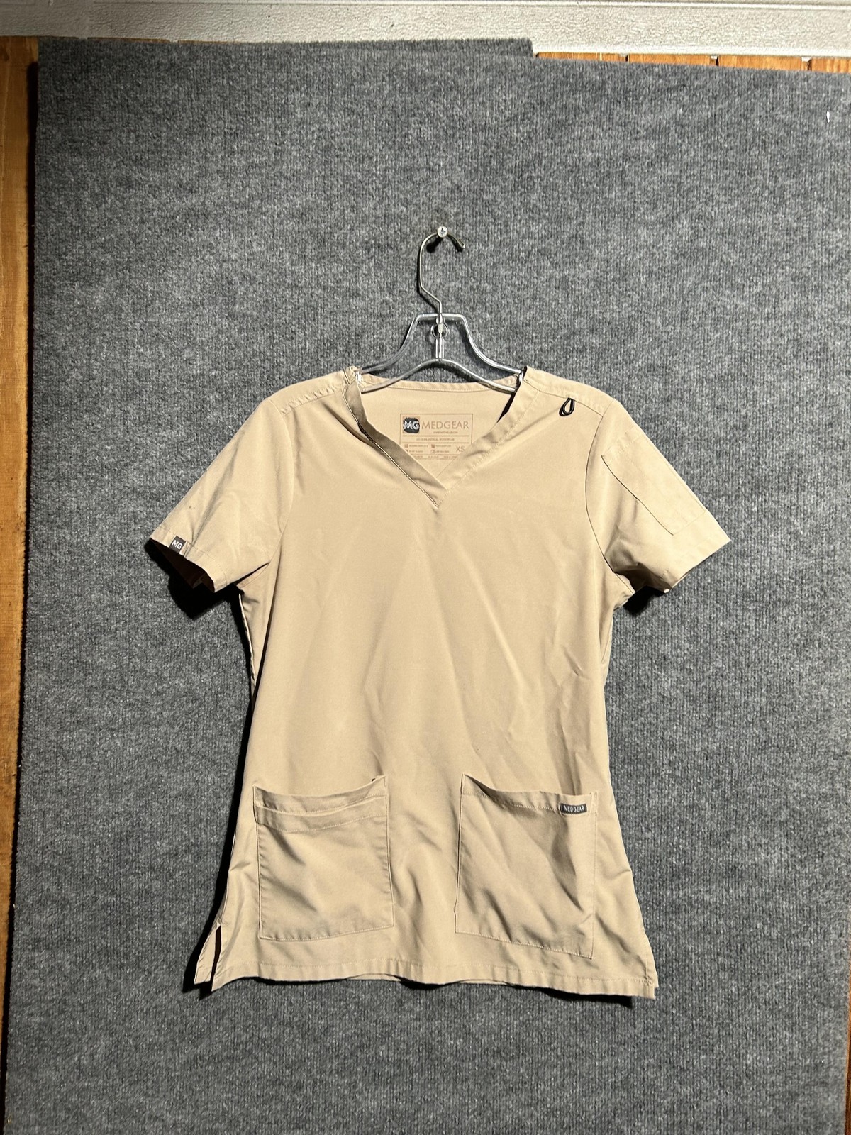 Medgear Scrub Shirt Womens XS Beige V Neck Pockets Nursing Medical Uniform