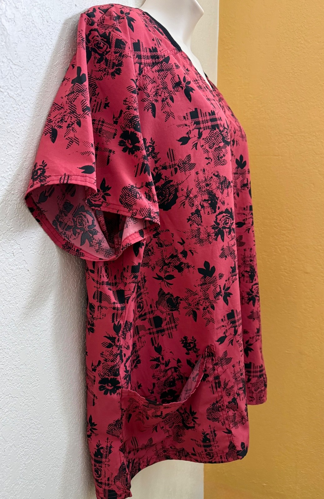 Dickies DK876 GNRS Size 5x Red And Black Rose Floral V-Neck Scrub Top With S/S