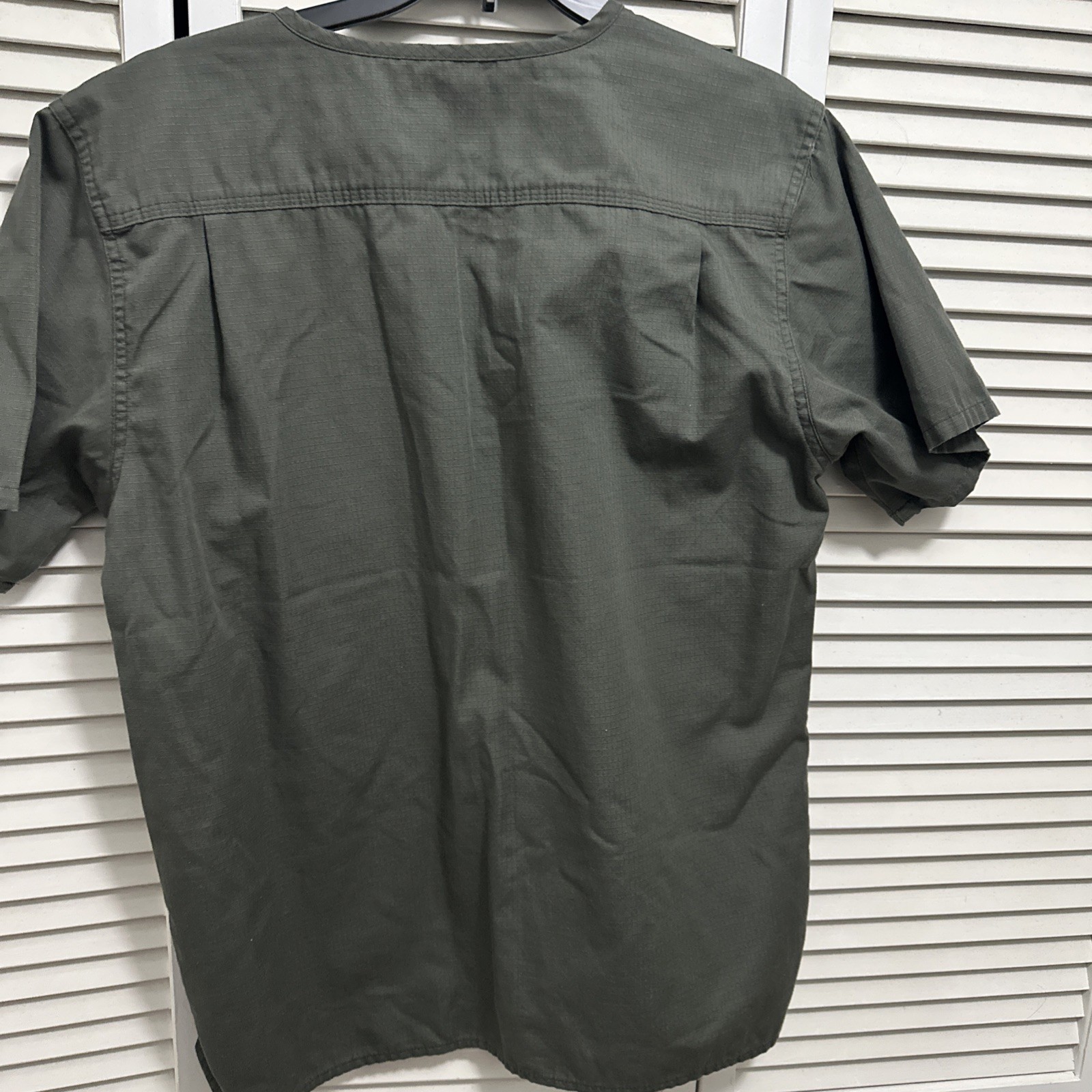 Carhartt Men’s Olive Green Pocket Scrubs Top Size Small Short Sleeve Modern Fit