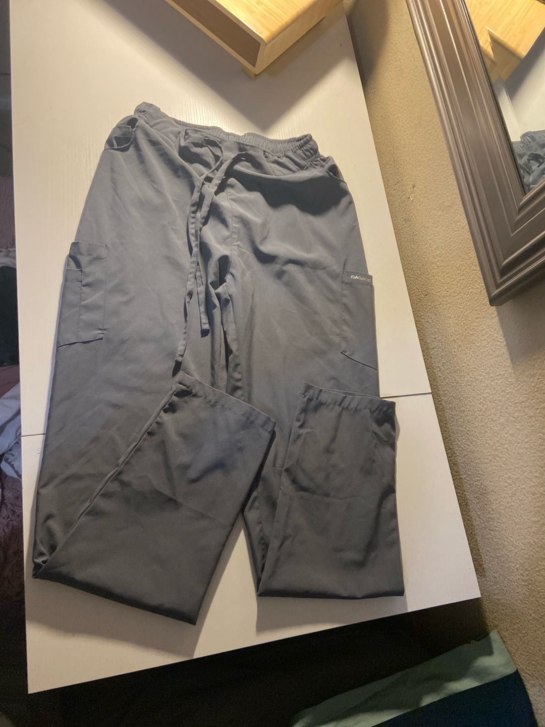 Dagacci Unisex 4-Pocket Medical Scrub Cargo Pants with Drawstring in Gray