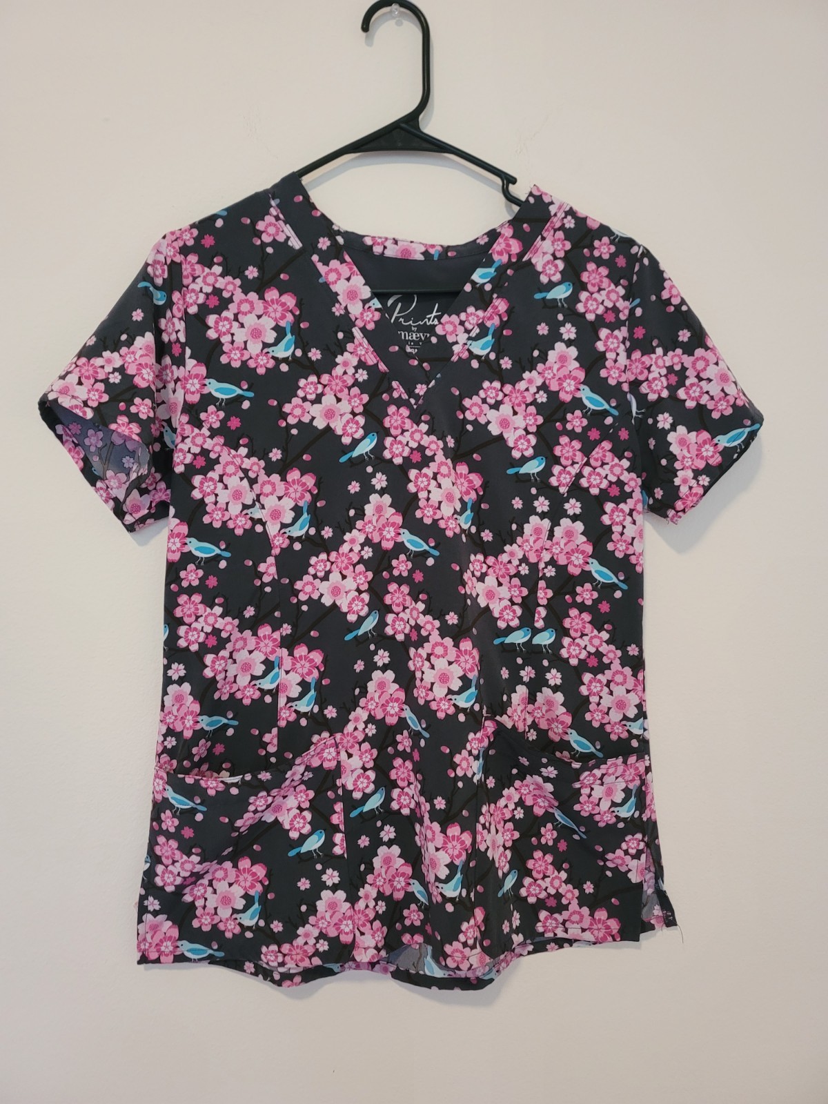 PRINTS by MAEVN Sz S V-neck Scrub Top Gray Pink Flowers & Birds W/pockets Floral
