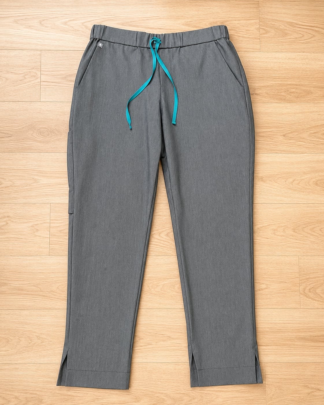 FIGS Women’s Livingston High-Rise Straight-Leg Scrub Pants in Graphite gray smal