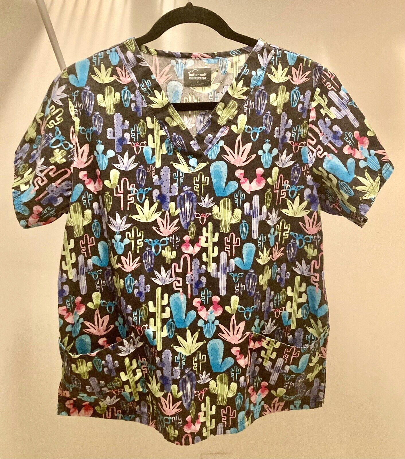 butter-soft Women’s Black Multicolor Desert V-Neck 4 Pocket Scrub Top- Size M