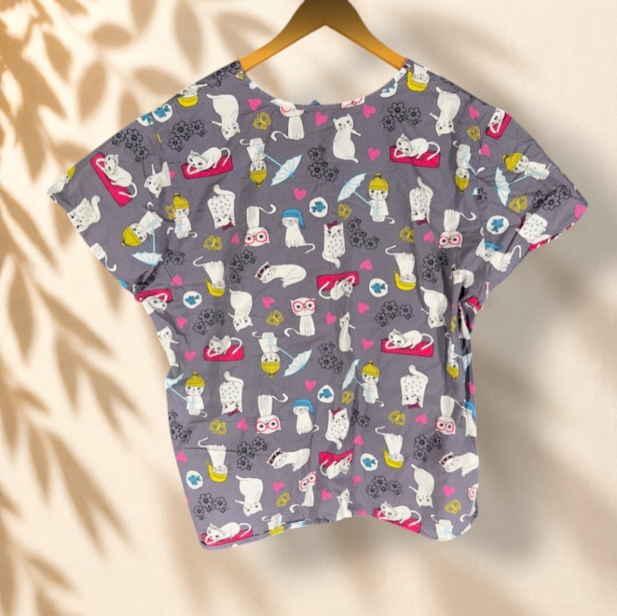 Zoe + Chloe Scrub Top Women 2XL Gray Graphic Print V-Neck Short Sleeve Pockets