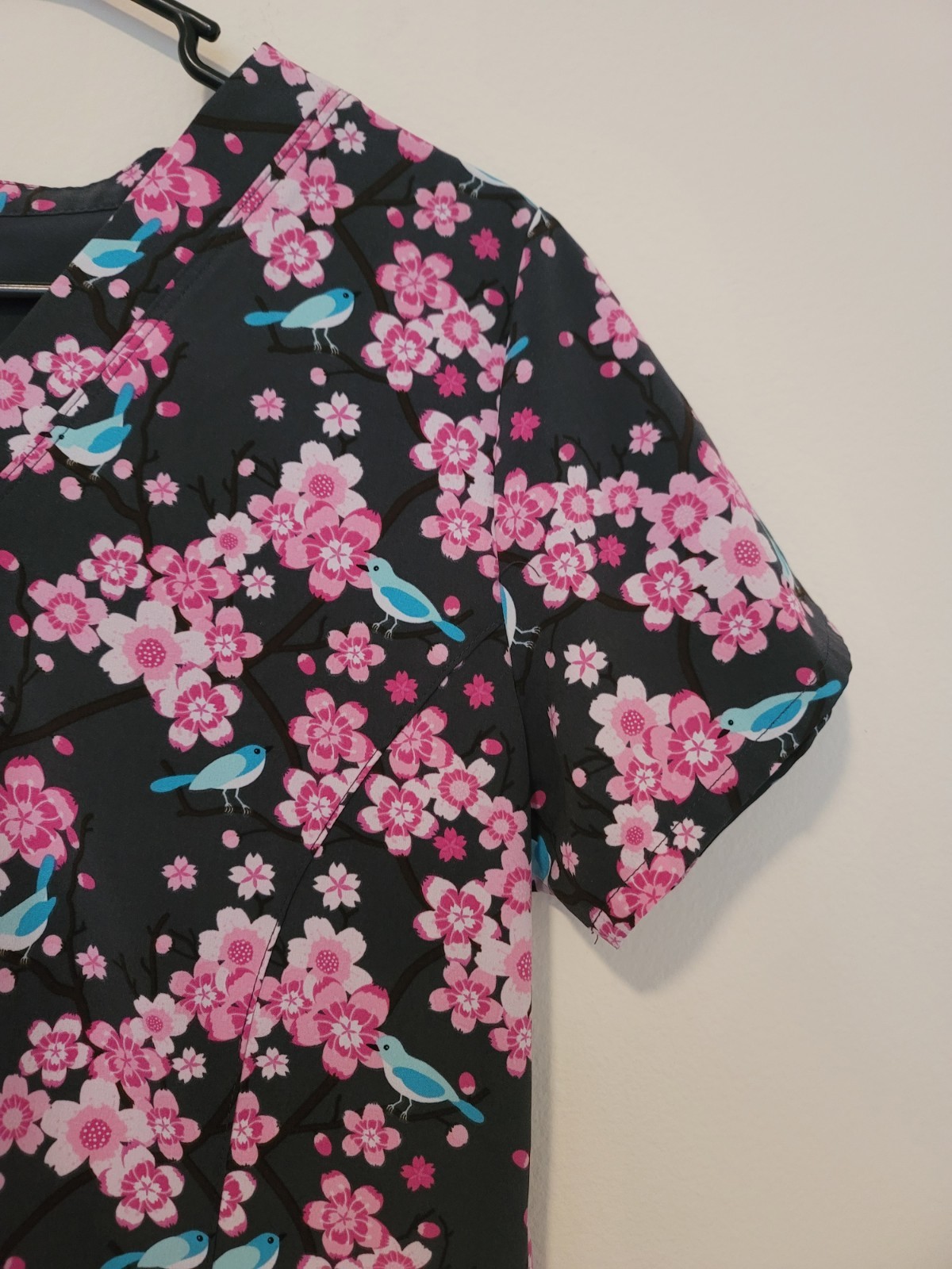 PRINTS by MAEVN Sz S V-neck Scrub Top Gray Pink Flowers & Birds W/pockets Floral