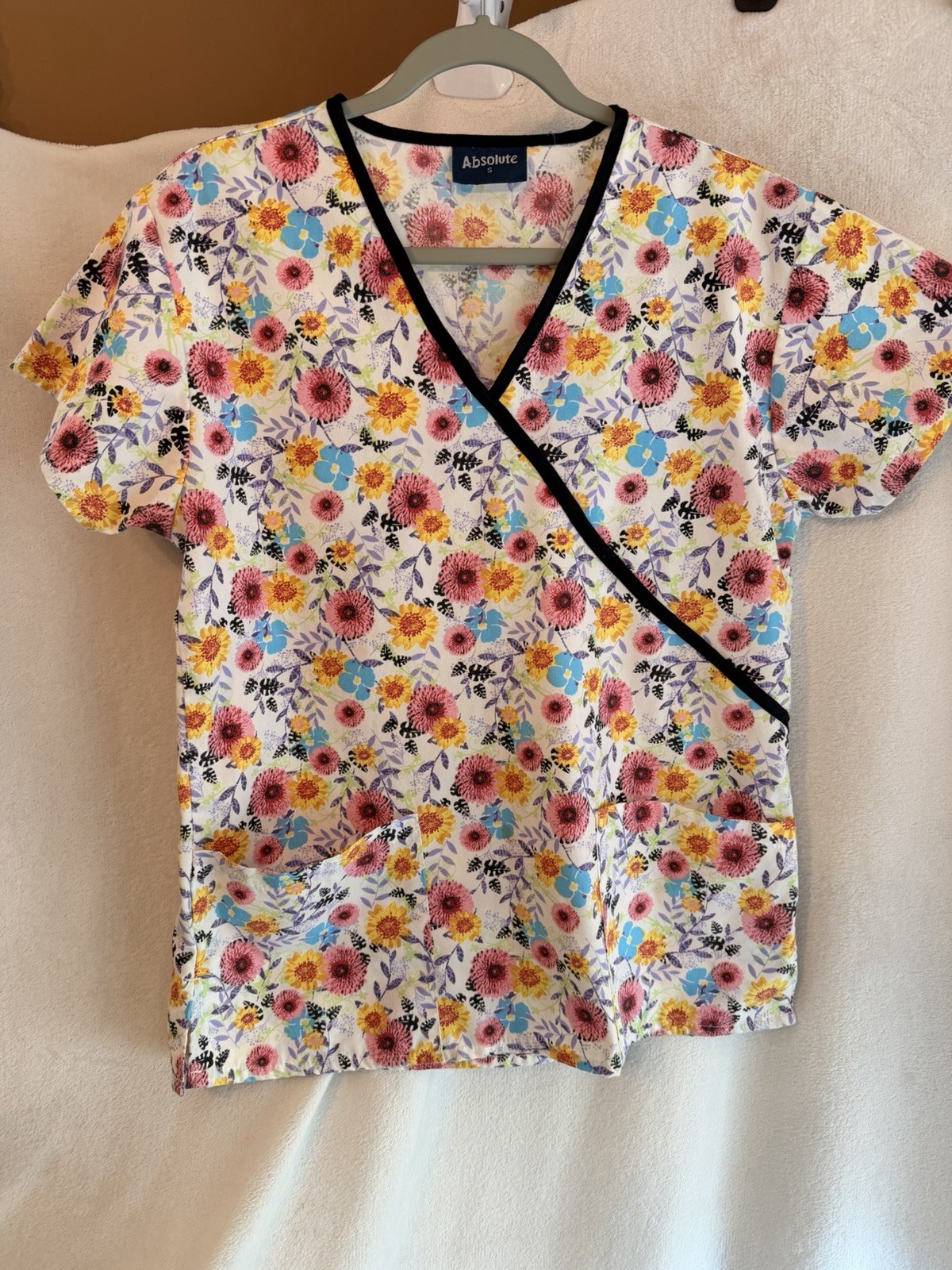 Absolute NWOT Women’s S Colorful Floral Mock Wrap Scrub Top. SU40