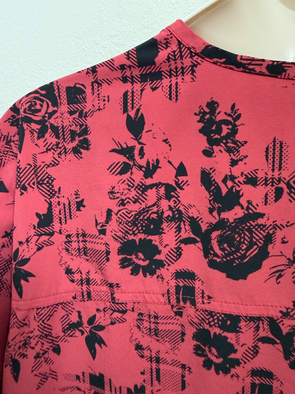 Dickies DK876 GNRS Size 5x Red And Black Rose Floral V-Neck Scrub Top With S/S