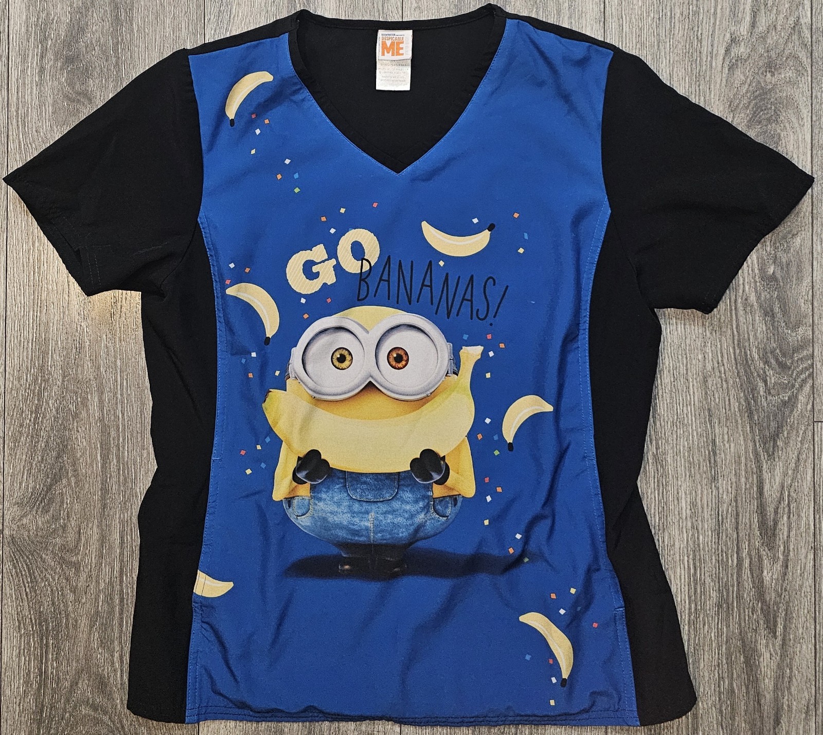 Despicable Me Go Bananas Large Minion Graphic Print Scrubs Top Women’s Size Med