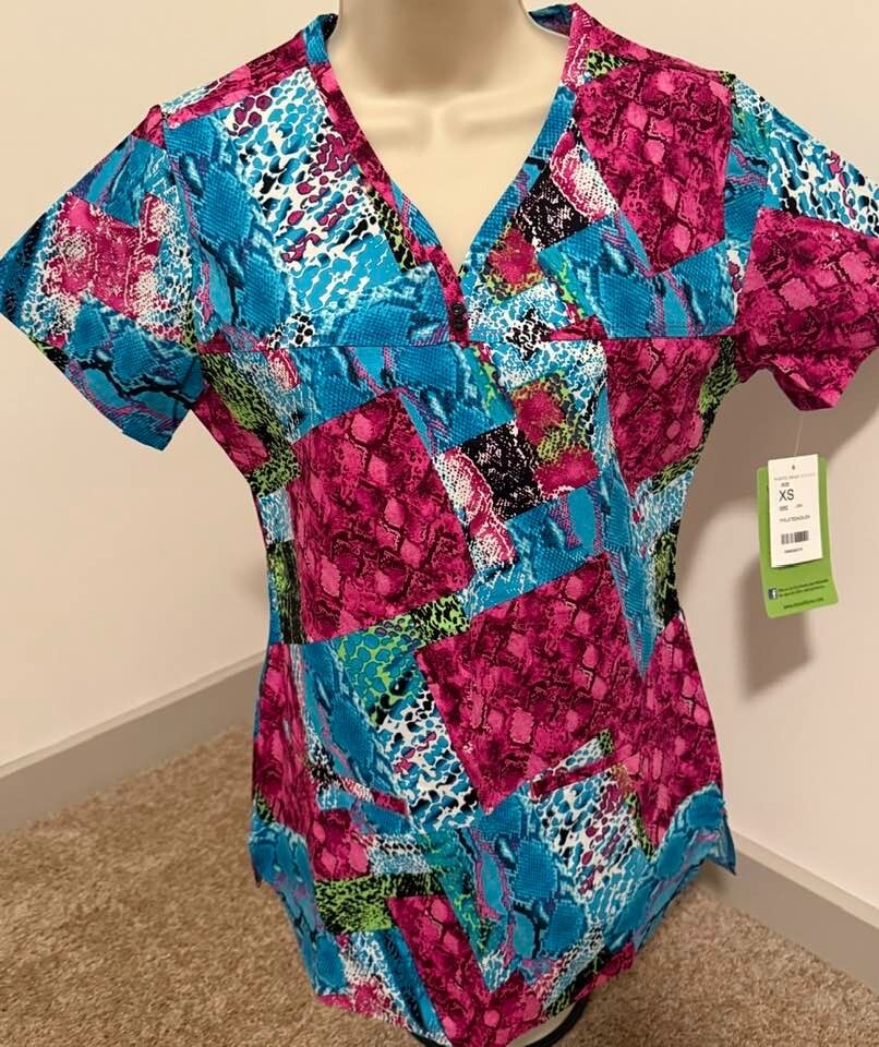 BIO BRING IT ON WOMENS SCRUB TOP EXTRA SMALL NEW WITH TAGS