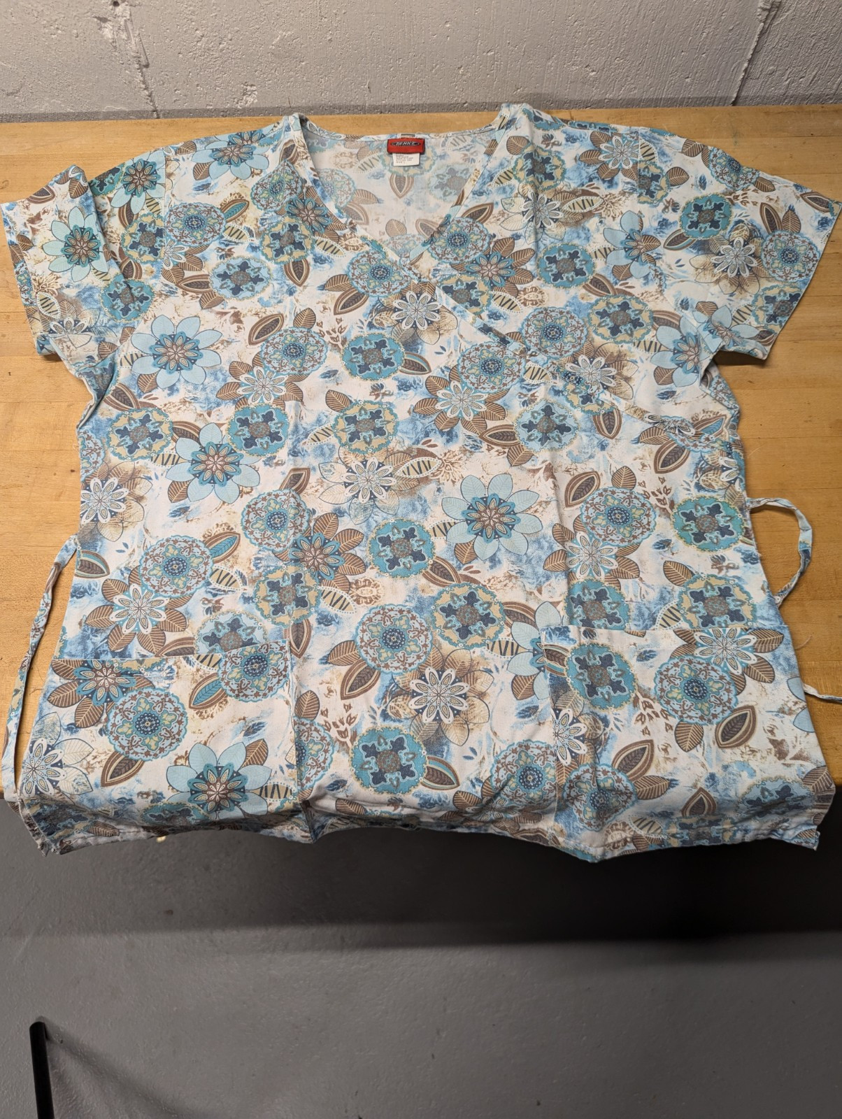 Denice Scrub Top Women’s Large Graphic Print Tie Back