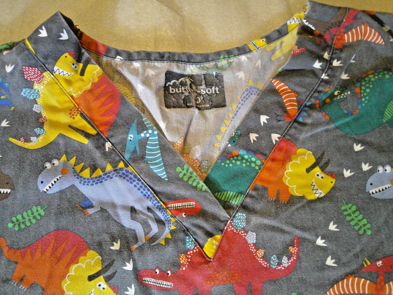 5 Scrub Tops ~ Floral ~ Kittens ~ Dogs ~ Dinosaurs Print ~ Women’s Size Medium