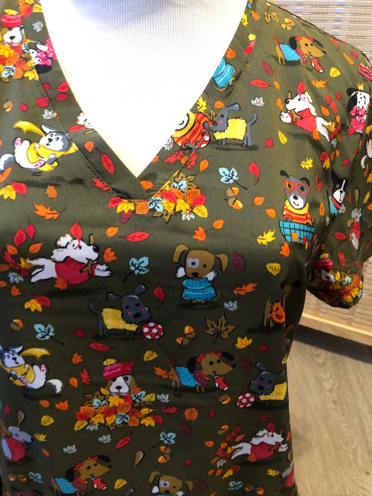 KOi Scrub Scrubs Top Thanksgiving Pumpkins Dog Fall Theme Leaves Medium M H201