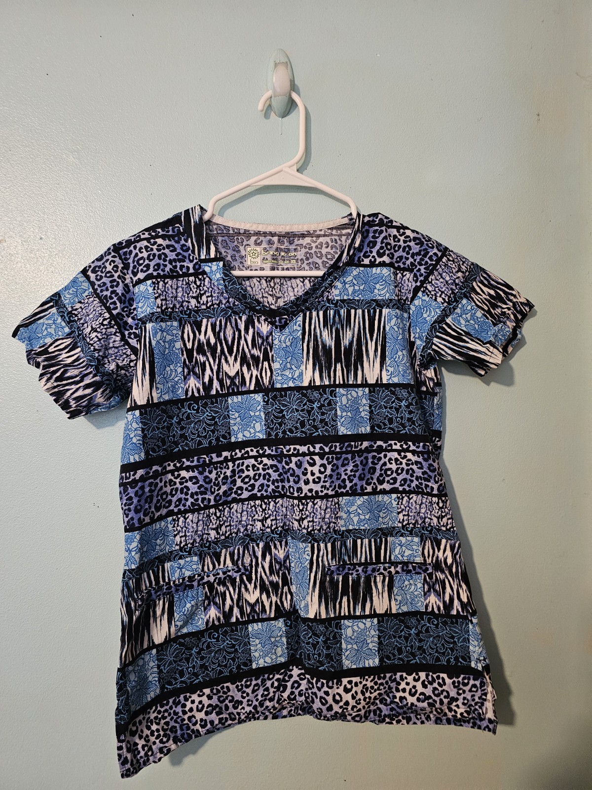 Bring It On Brand Various Blue Print Scrub Top – sz XS