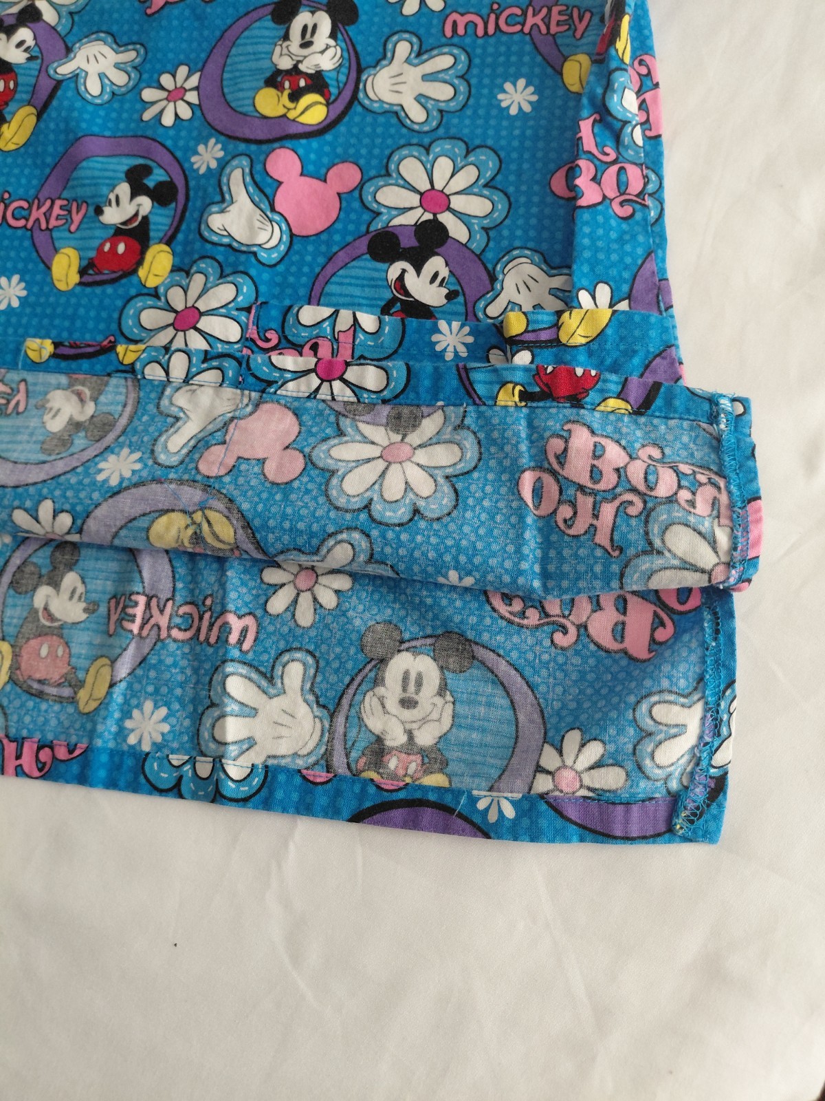 DISNEY “MICKEY MOUSE, OH BOY” Preown MULTICOLOR SCRUB TOP WOMEN SIZE L Preown