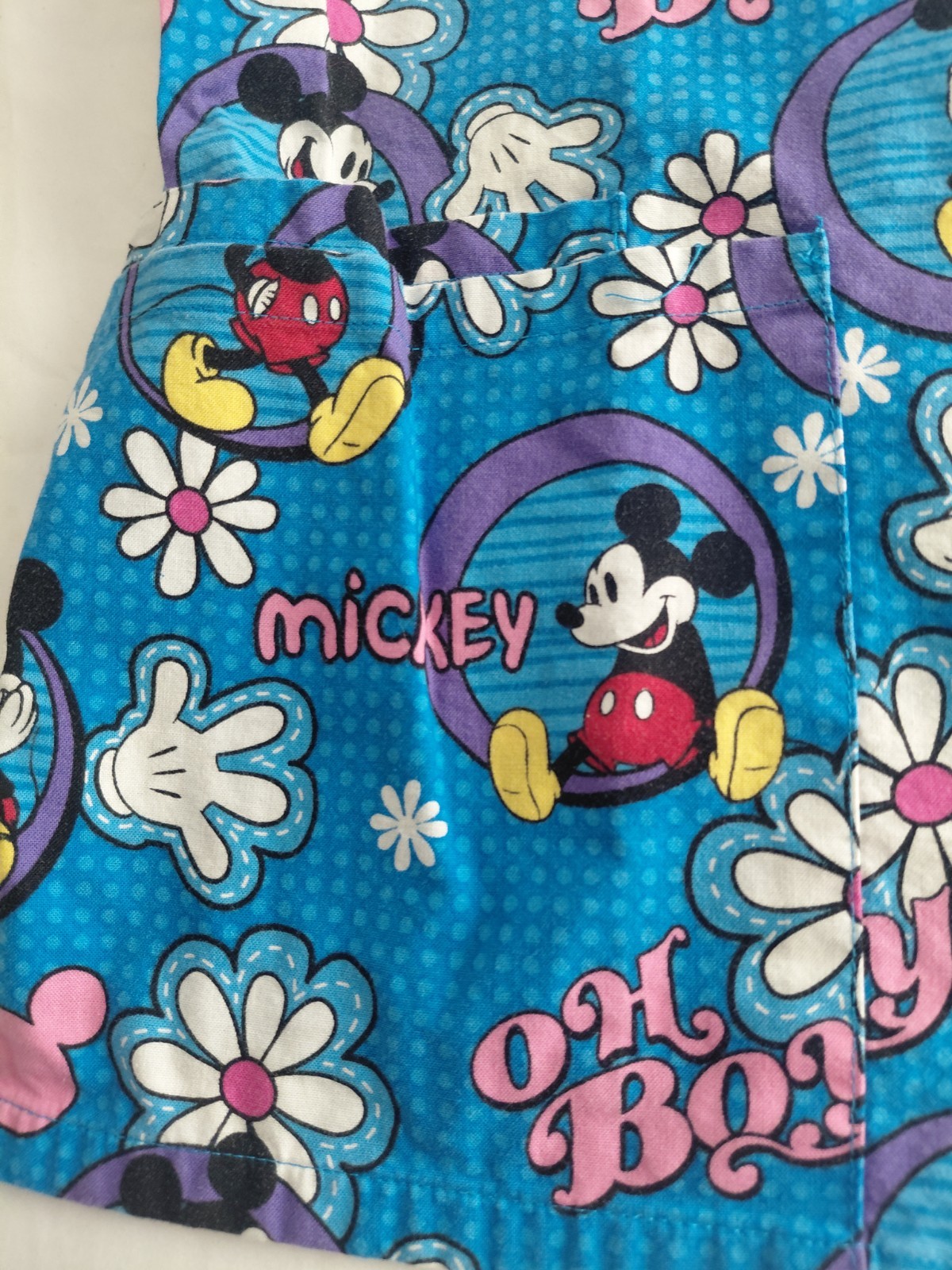 DISNEY “MICKEY MOUSE, OH BOY” Preown MULTICOLOR SCRUB TOP WOMEN SIZE L Preown