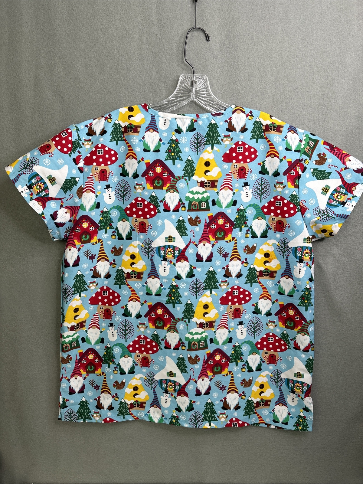 Serene Uniforms Women’s Size M Scrub Top 2 Front Pockets Gnomes Christmas