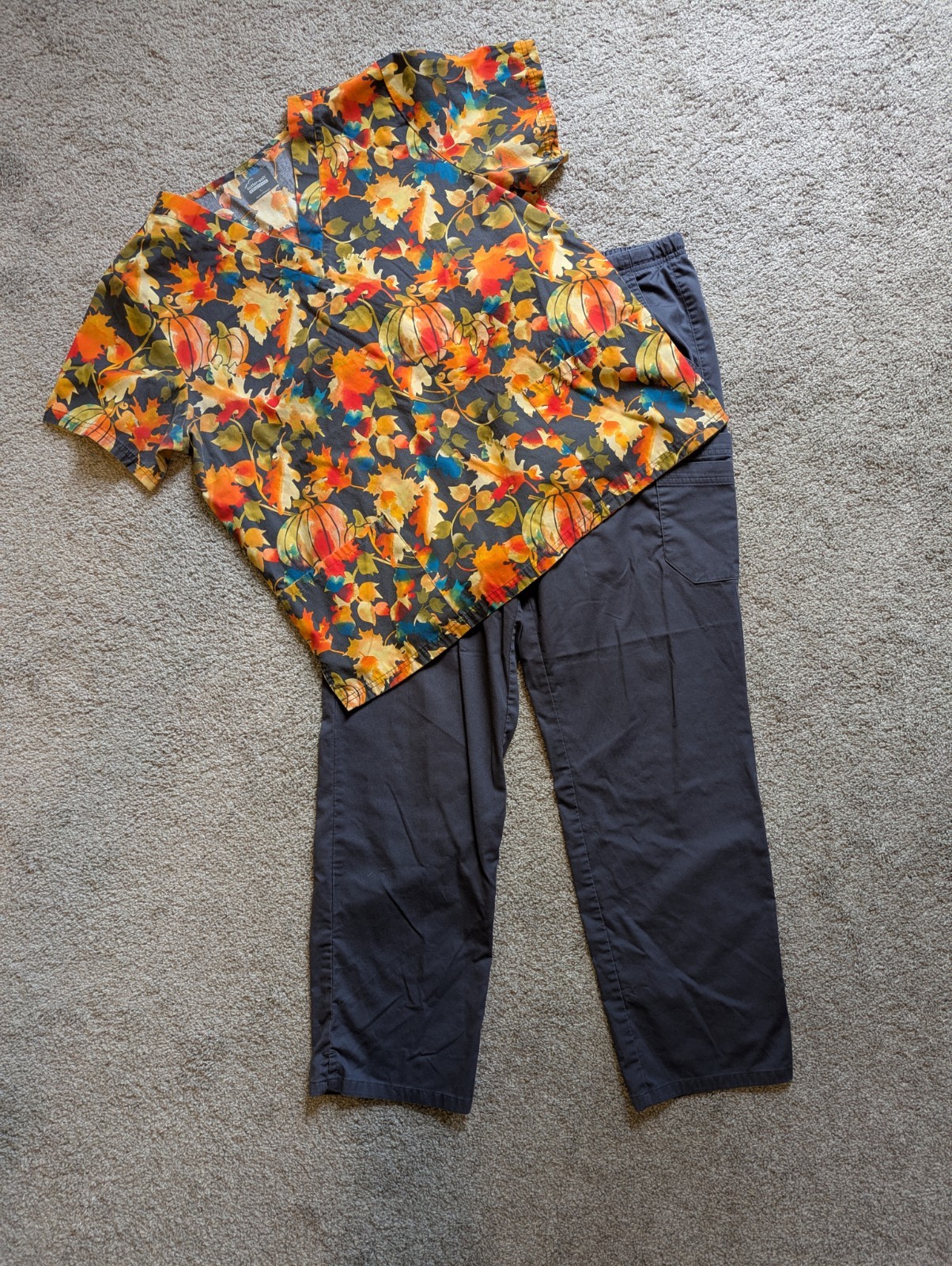 Butter-Soft Scrub Set Women’s Large Fall Themed Leaves Pumpkins Gray