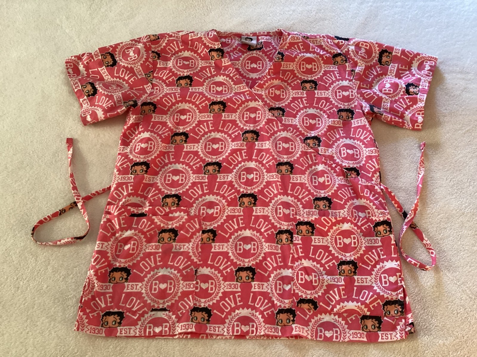 BETTY BOOP LOVE HEARTS EST 1930 TIE BACK SCRUB TOP MEDICAL UNIFORM WOMEN’S LG