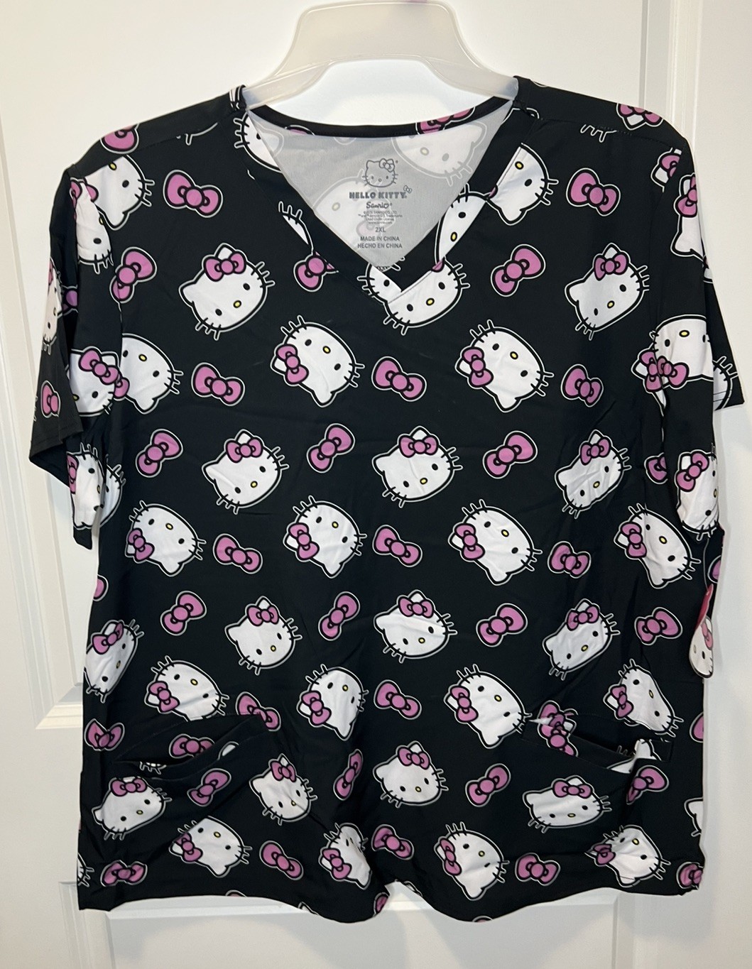 Hello Kitty Scrub Top Women’s 2XL Black Pink Print V-Neck Medical Nurse NEW