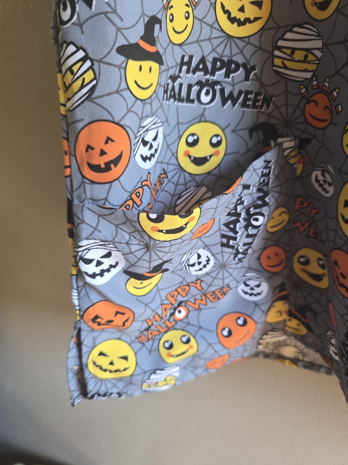 Women’s Divine Curves Multicolor Happy Halloween Pockets Size 1XL Scrub Top