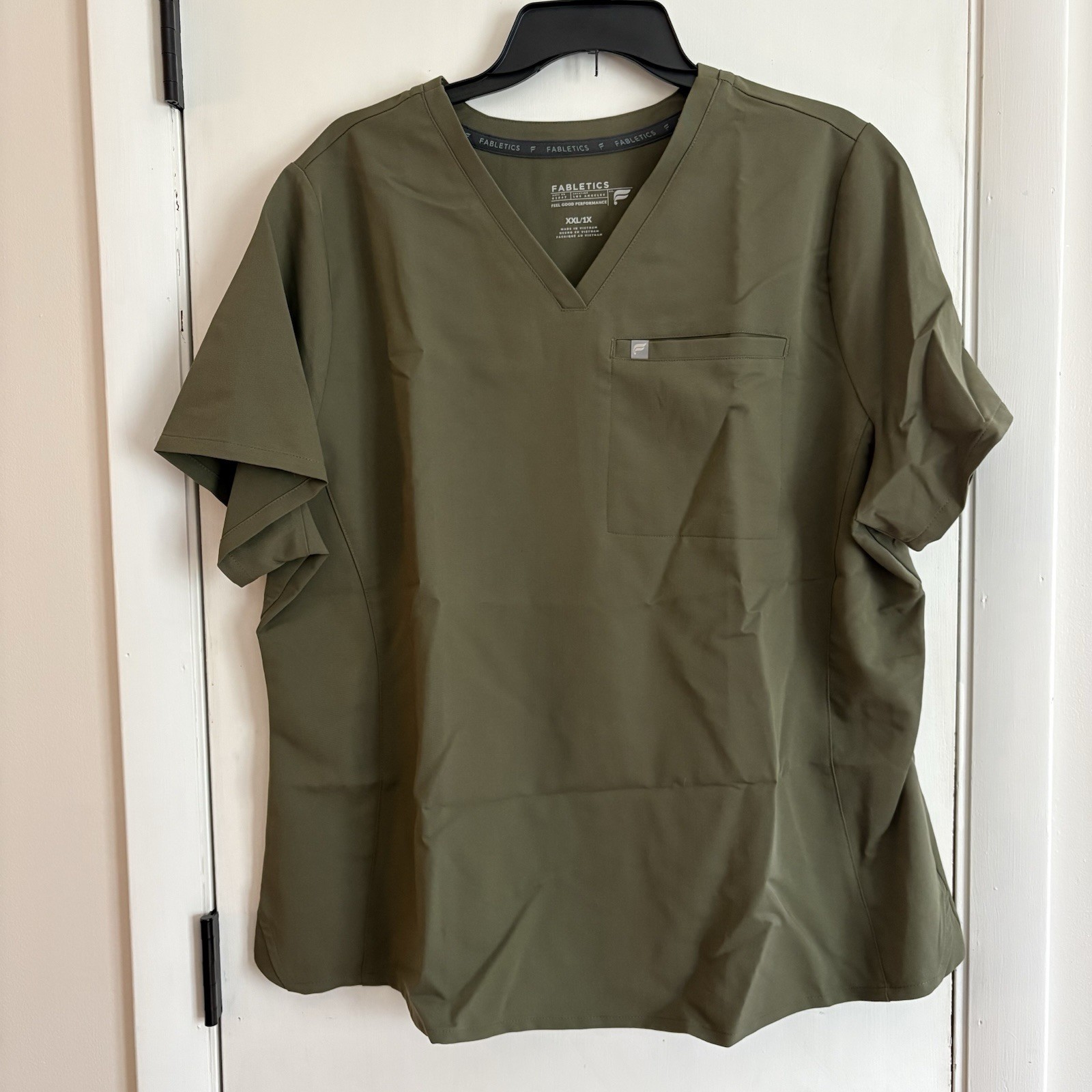 NEW XXL/1X Fabletics Women’s One Pocket Vital Scrub Top, Utility Green