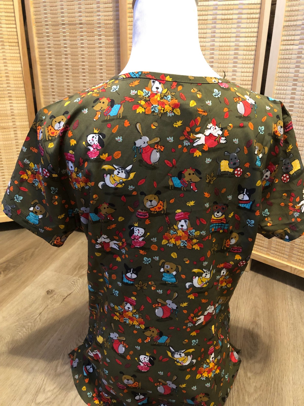 KOi Scrub Scrubs Top Thanksgiving Pumpkins Dog Fall Theme Leaves Medium M H201