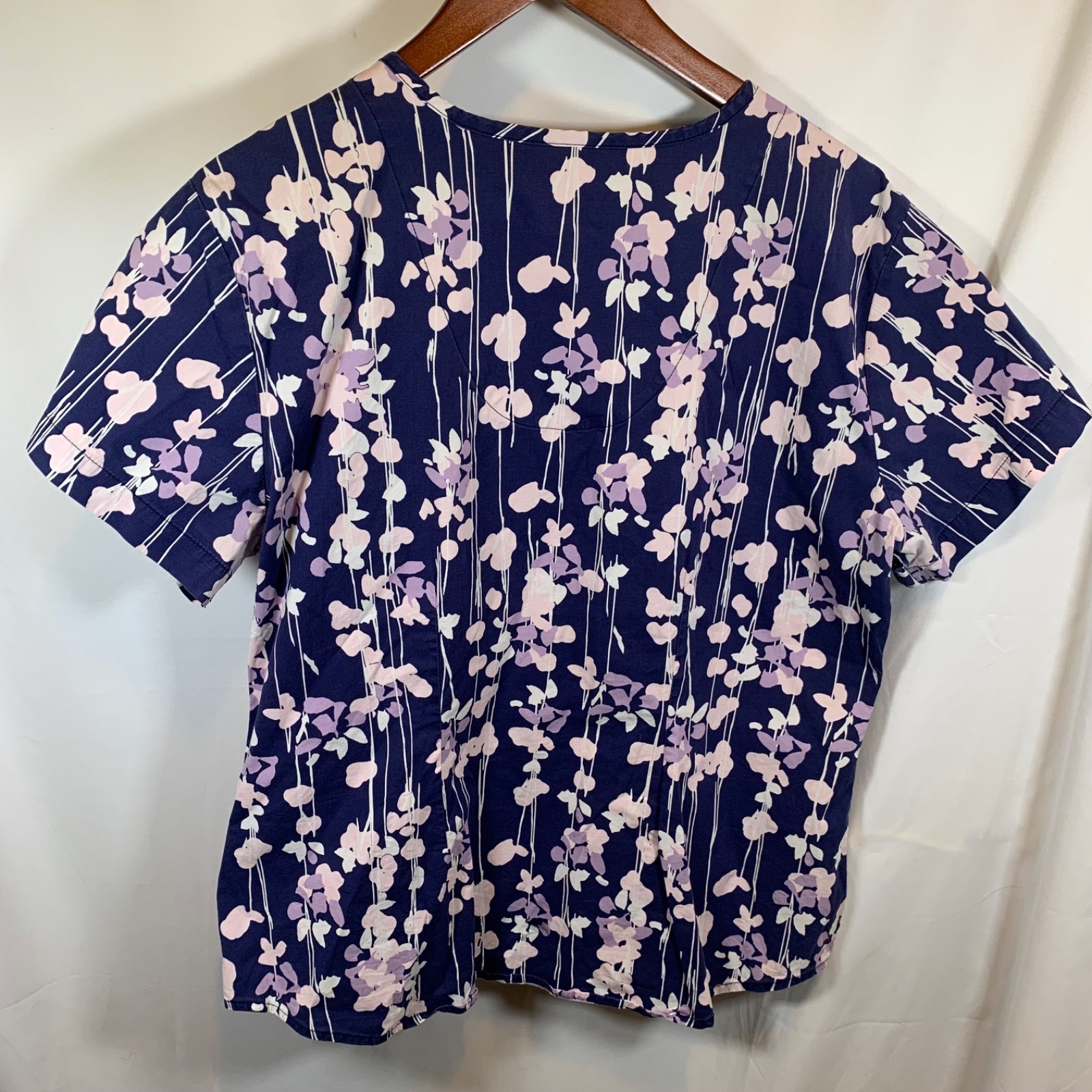 Barco Scrub Top Stretch size L Floral print Navy Pink & Purple V-Neck 3 pocket