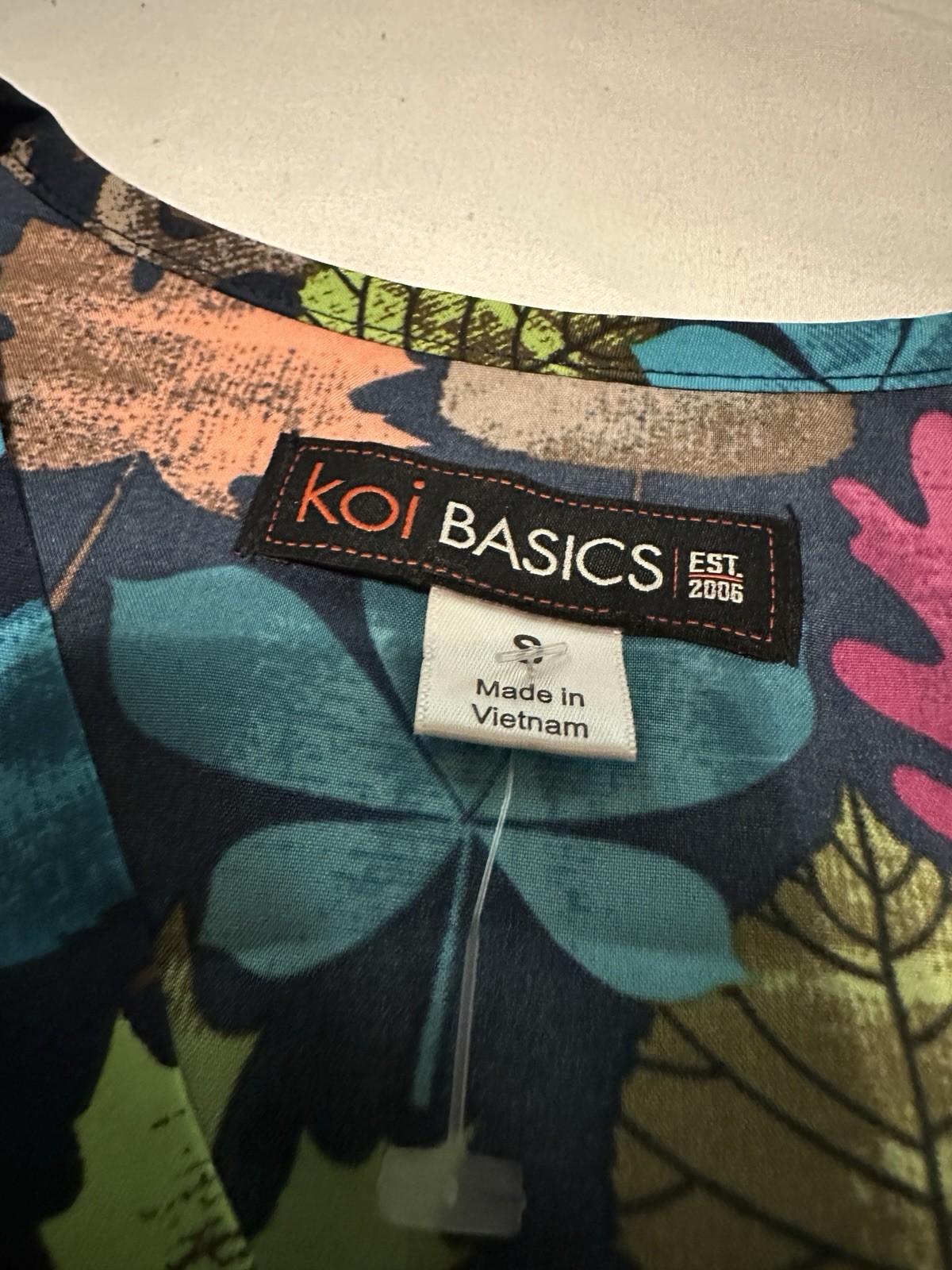 Koi Basics Scrub Top Fall Leaves LESLIE Women’s Size Small NWT