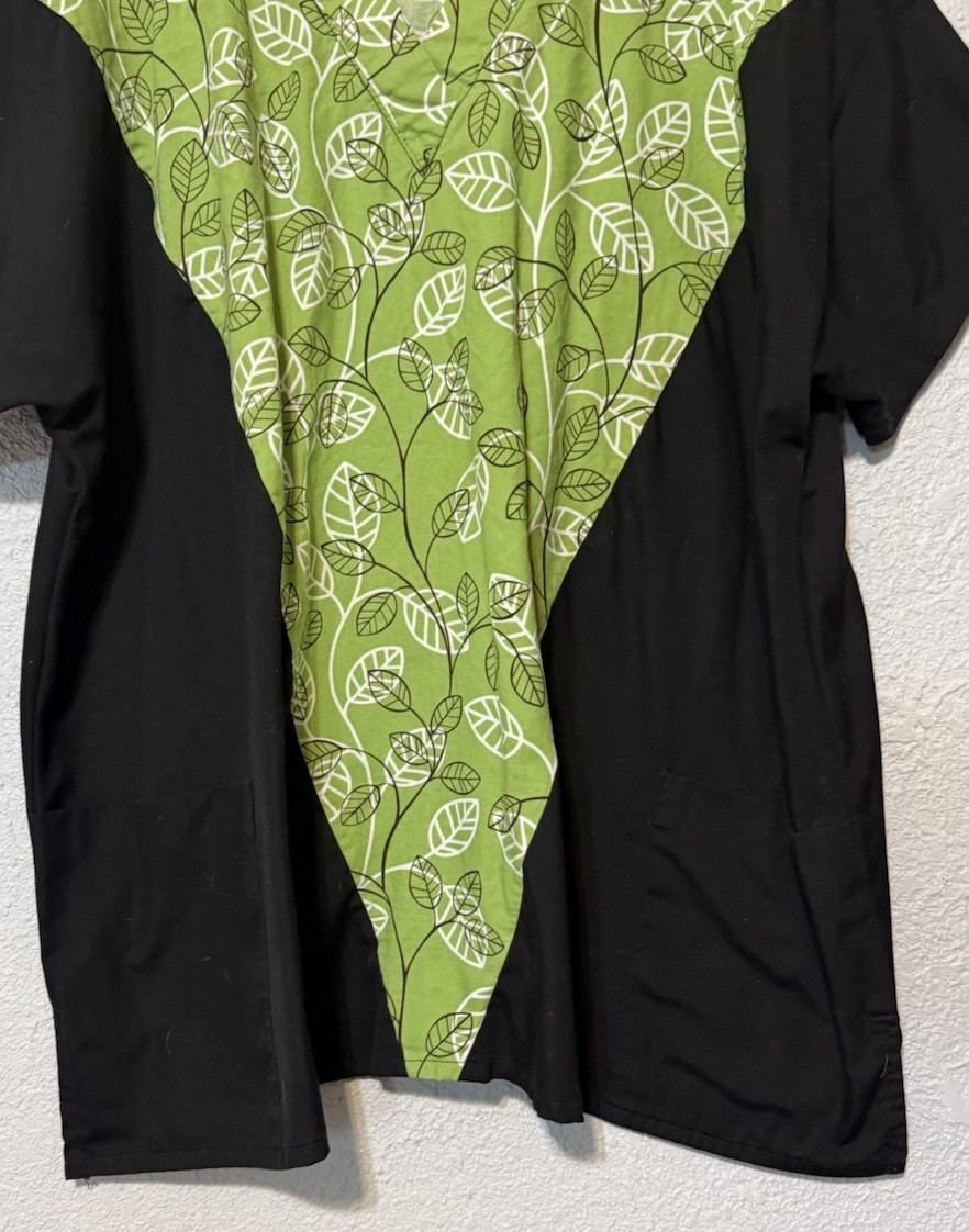 Women’s 2XL/3XL Black Green Floral Scrub Top V Neck Pullover Tags Removed