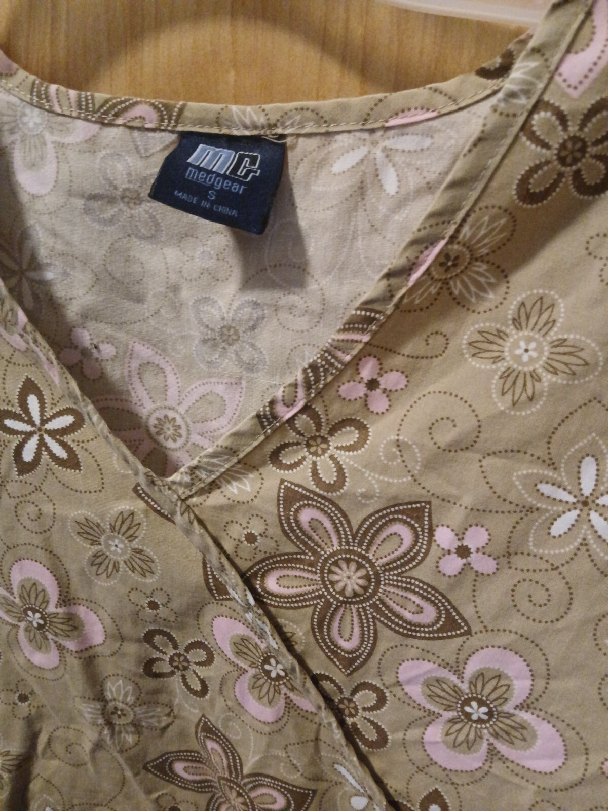 WOMAN’S MEDGEAR SCRUB TP SHIRT SIZE SMALL TAN & PINK FLOWERS