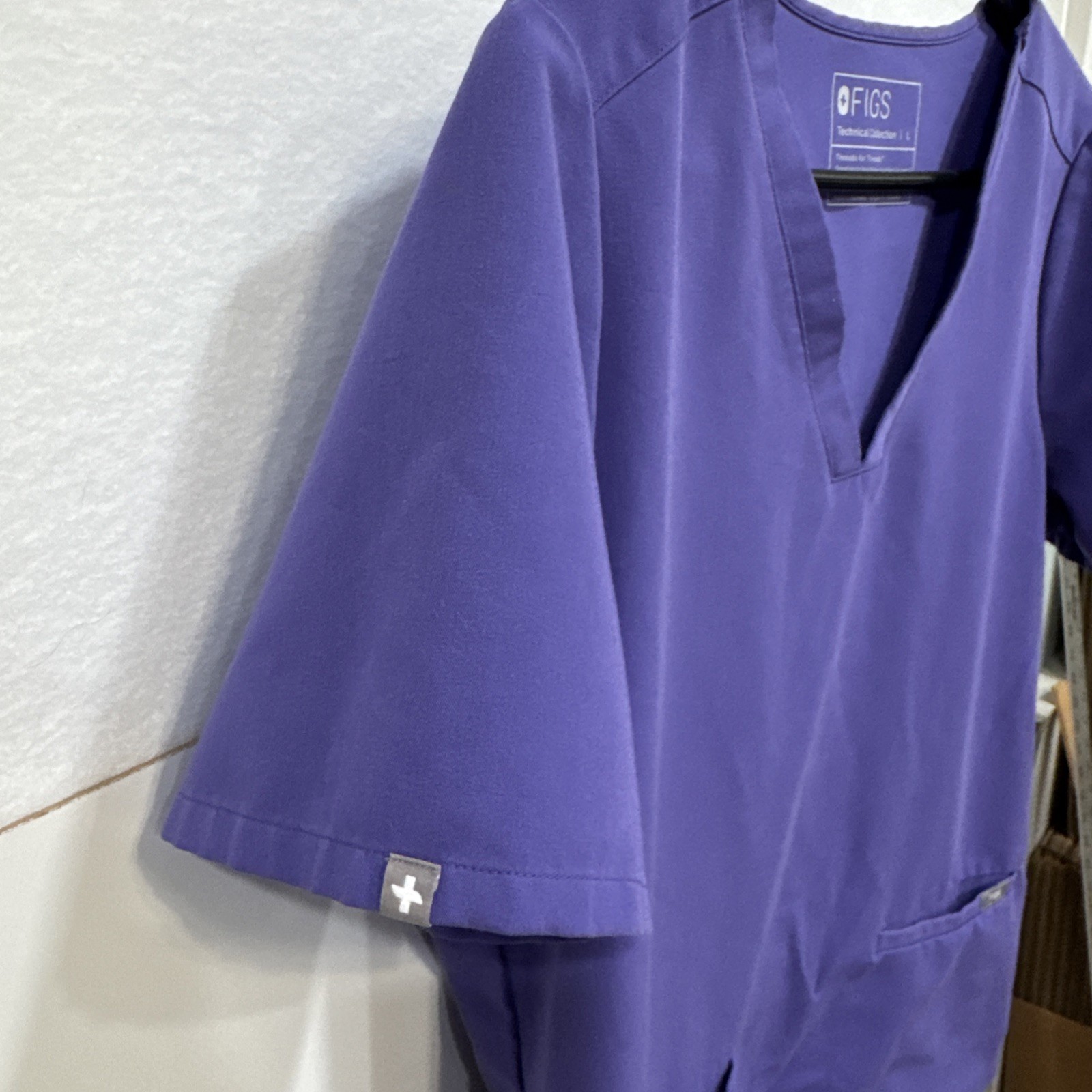 Figs Technical Collection Scrub Top light, purple lilac Women’s Size Large