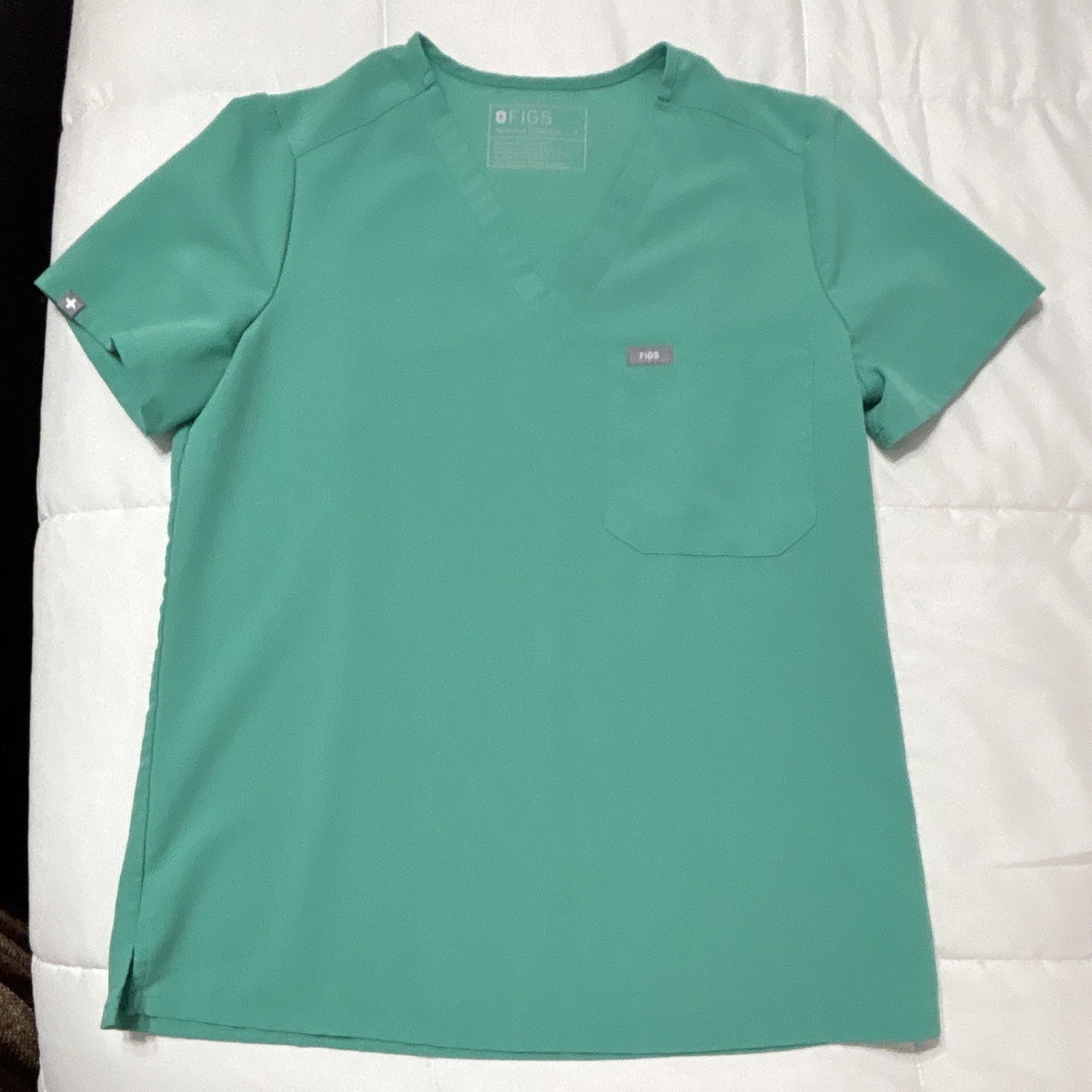 FIGS Women’s Green Solid V-Neck Short Sleeve Scrub Top with Chest Pocket