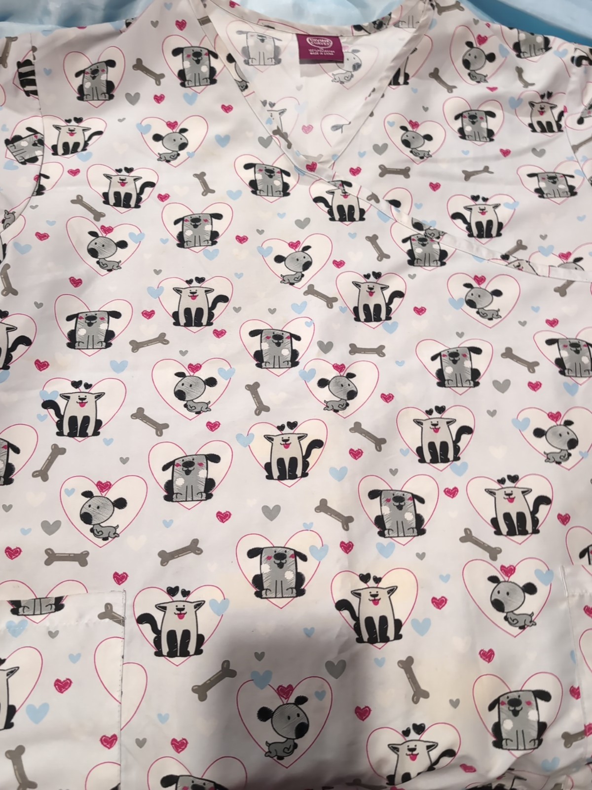 Divine Curves Scrub Top Short Sleeve Size XL Dogs Puppies Vet Bones Love Hearts