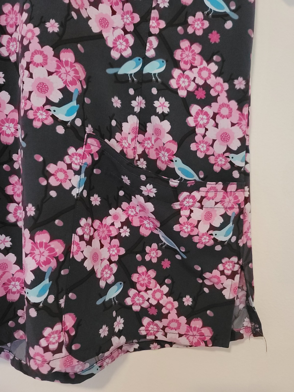 PRINTS by MAEVN Sz S V-neck Scrub Top Gray Pink Flowers & Birds W/pockets Floral