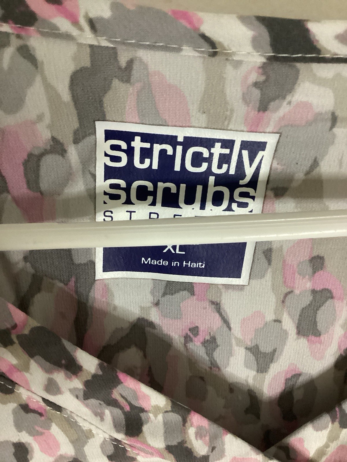 Strictly Scrubs Stretch Animal Print Scrub Top Size XL